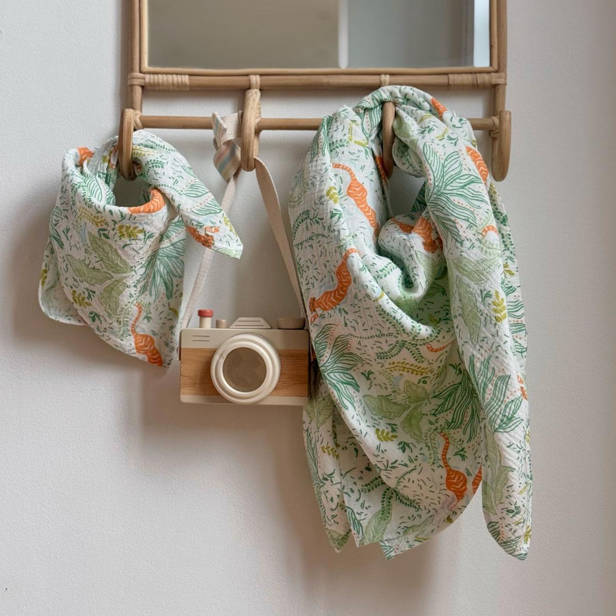 Voir la diapositive 5 : Petit Béguin Foulard en gaze de coton kanha 50 x 50 cm