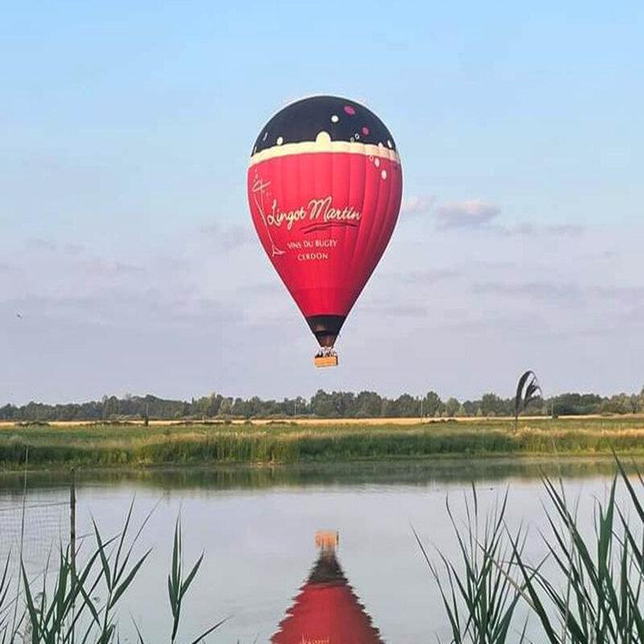 Voir la diapositive 3 : Smartbox Vol en montgolfière en week-end pour 2 personnes au-dessus des étangs de la Dombes - Coffret Cadeau Sport & Aventure