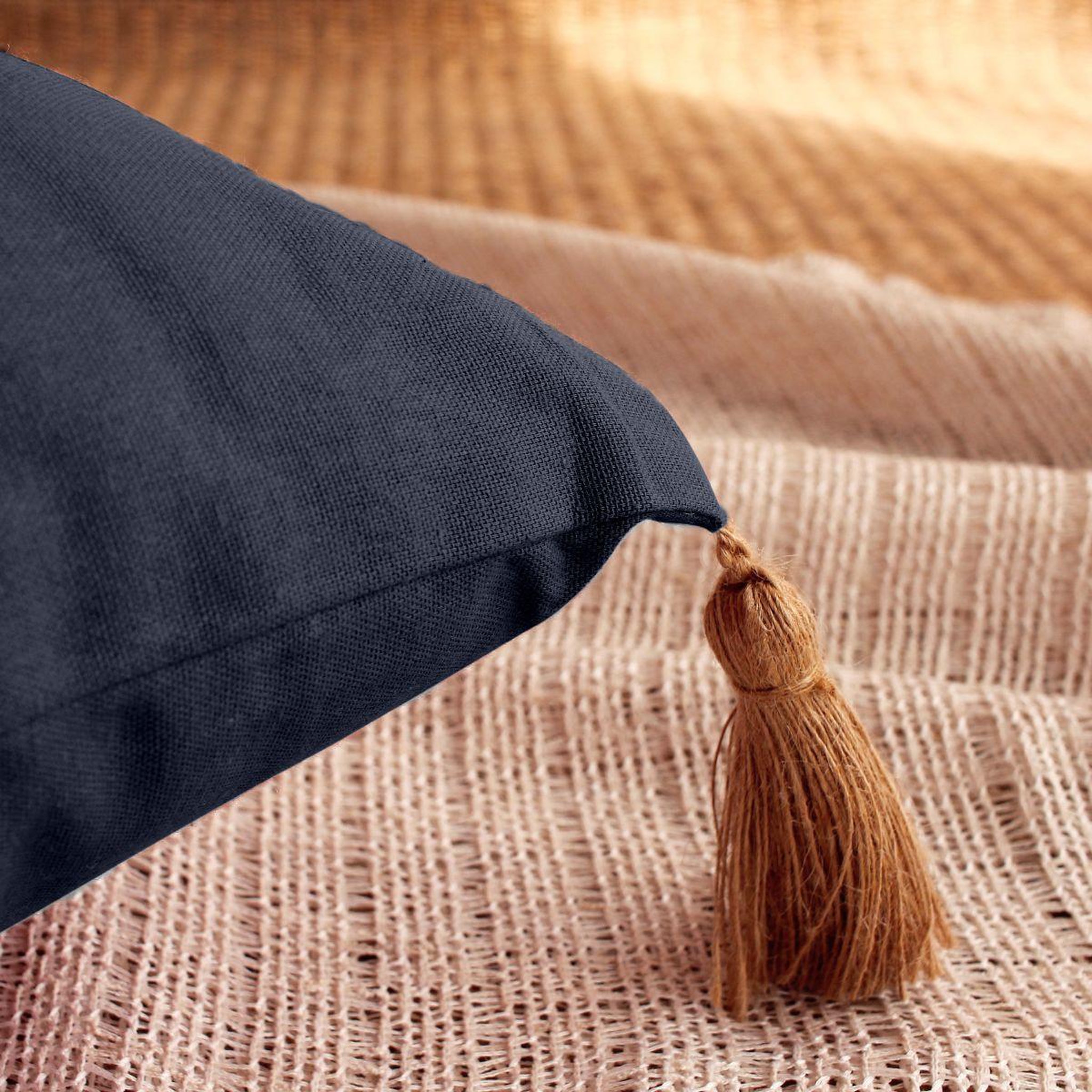 Voir la diapositive 2 : ENJOY HOME Coussin déco uni à pompons  panama  50x70cm gris foncé