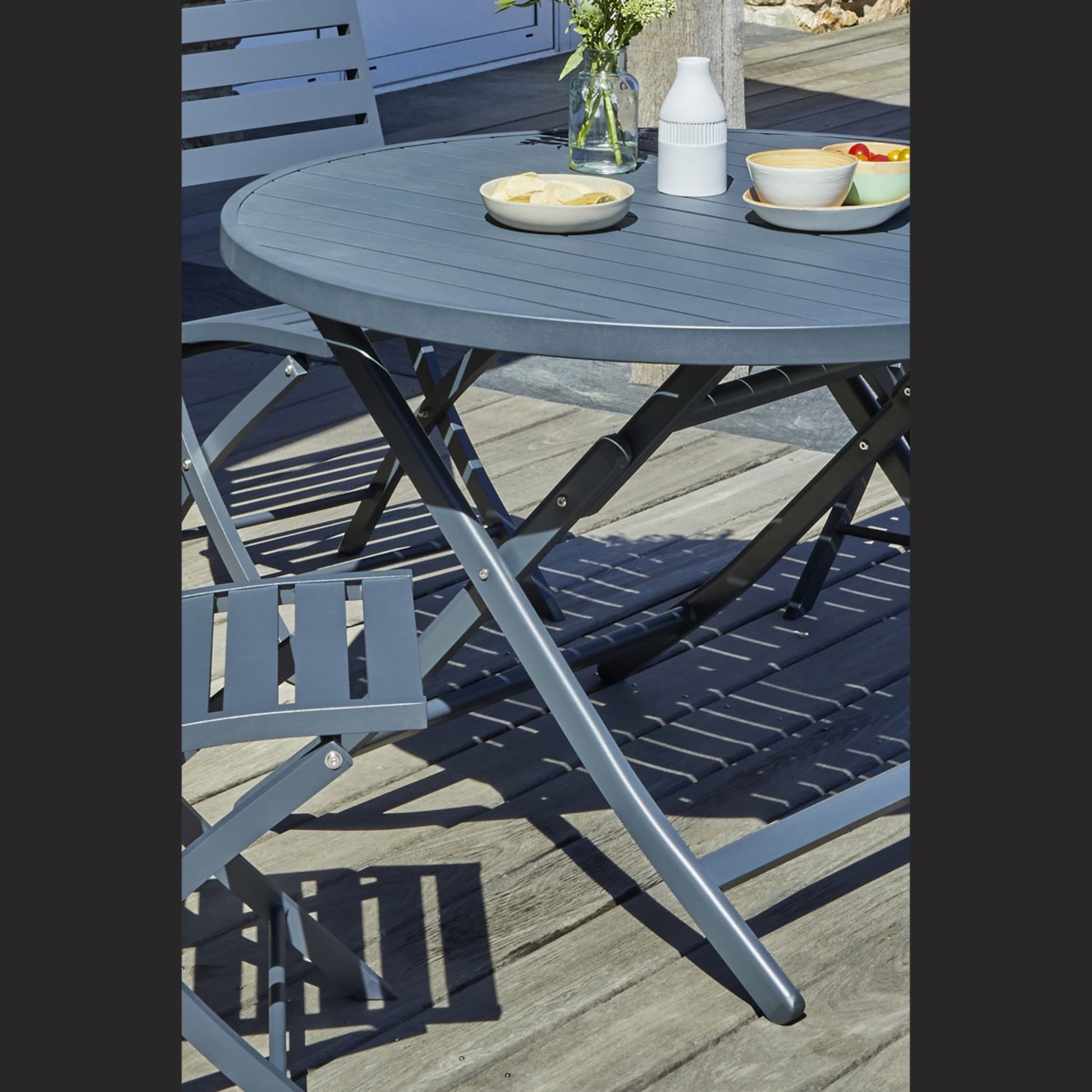 Voir la diapositive 2 : DCB GARDEN Table de jardin ronde pliante - 4/6 places - Aluminium - Gris Anthracite - MARIUS
