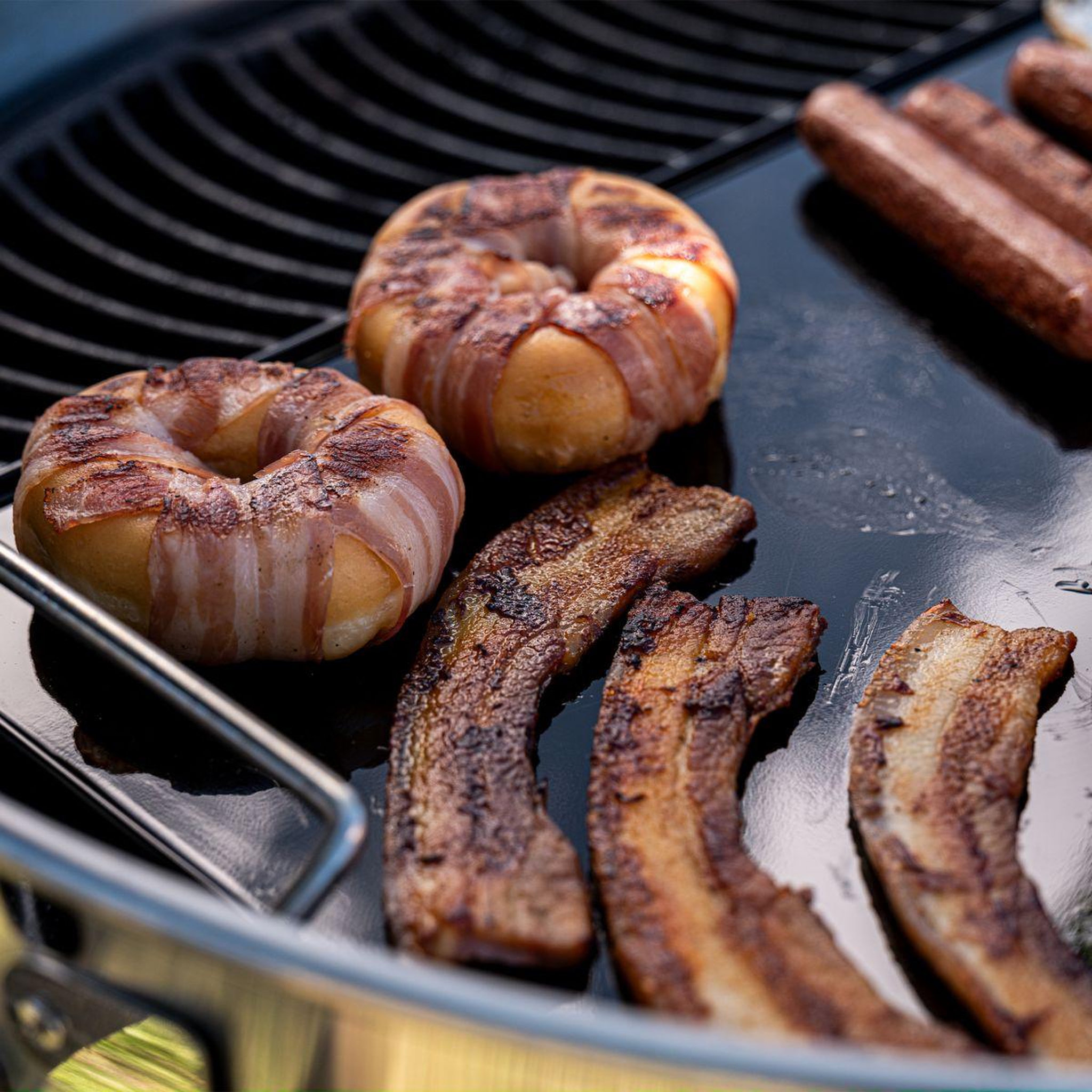 Voir la diapositive 5 : NAPOLEON Barbecue charbon pack kettel pro 57cm noit mat + plancha