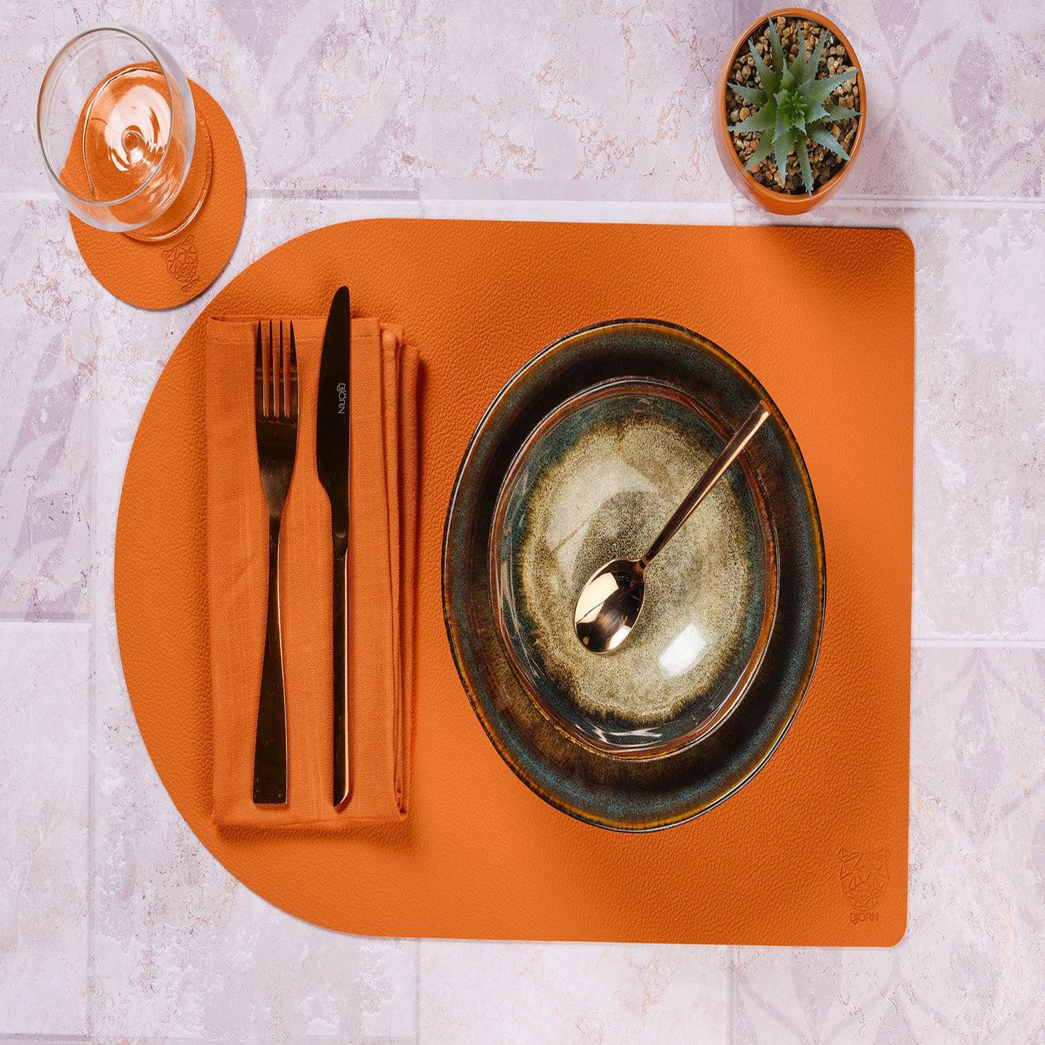 Voir la diapositive 5 : BJORN Sous-verre rond réversible - 6 pièces - cuir recyclé orange et chocolat