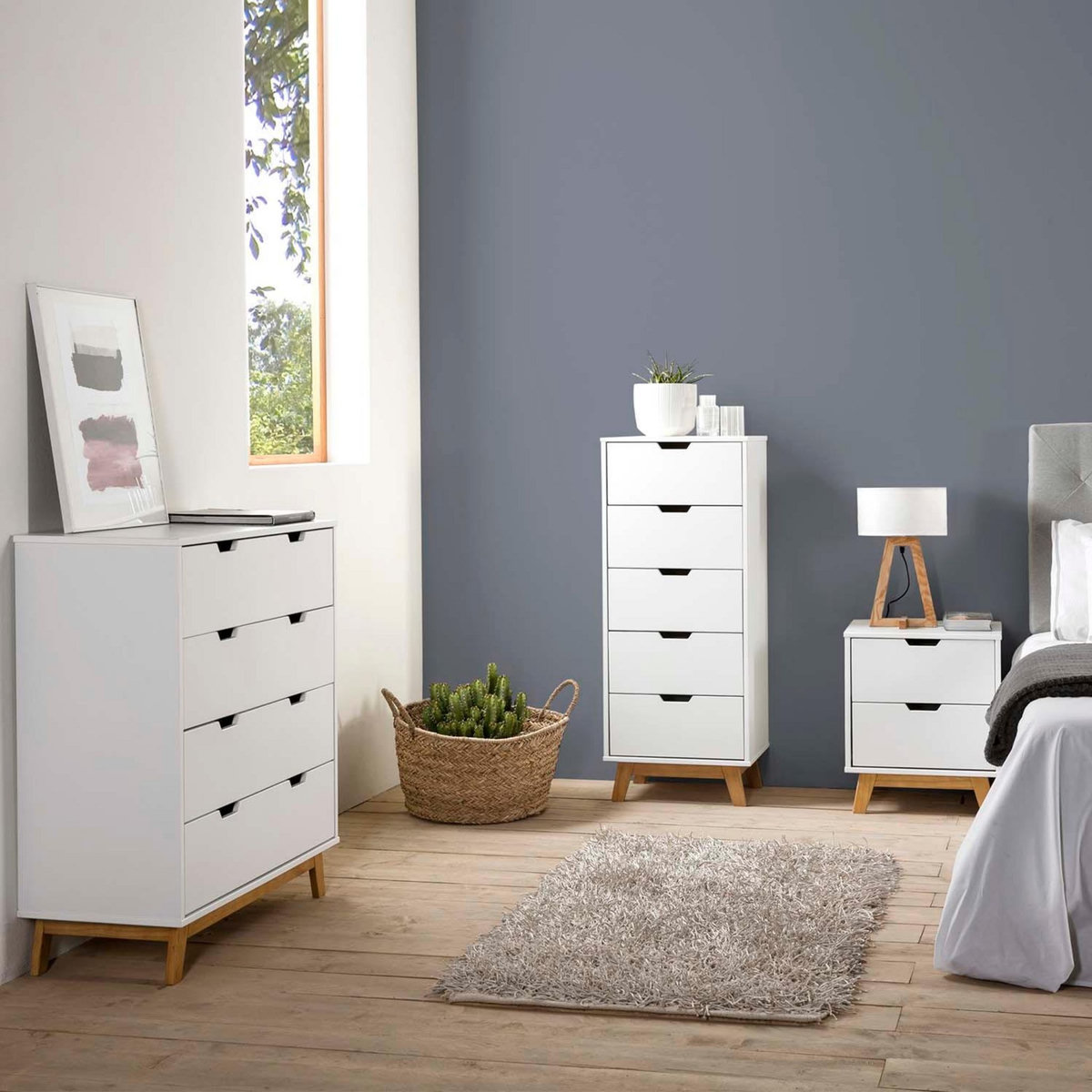 VS VENTA-STOCK Chifonnier Miranda avec 5 tirois en Couleur Blanc, Pieds en Bois Naturel