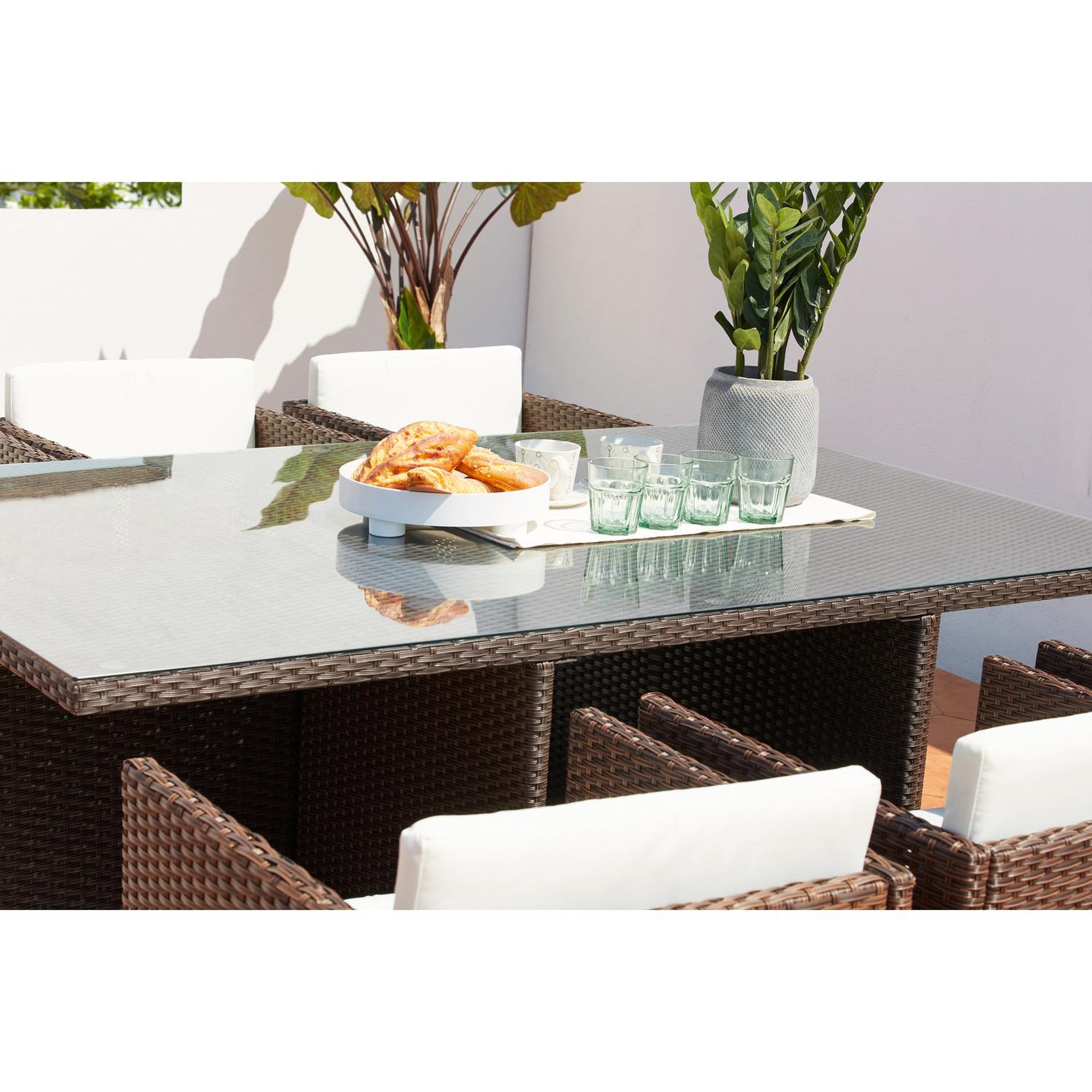 Voir la diapositive 6 : CONCEPT USINE Table et chaises 8 places encastrables résine marron-blanc miami