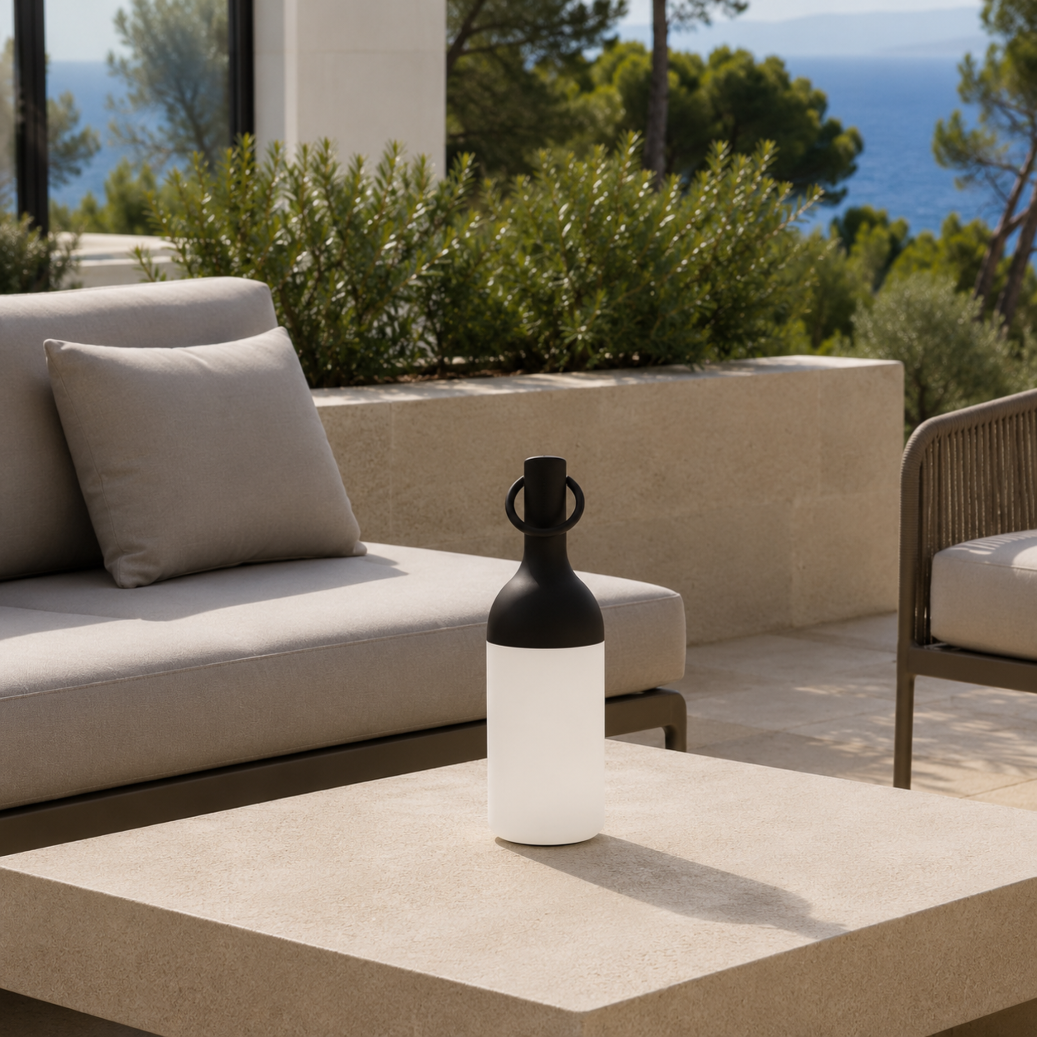 Voir la diapositive 2 : MAISON PAVANE Lampe nomade en plastique noir-Elo
