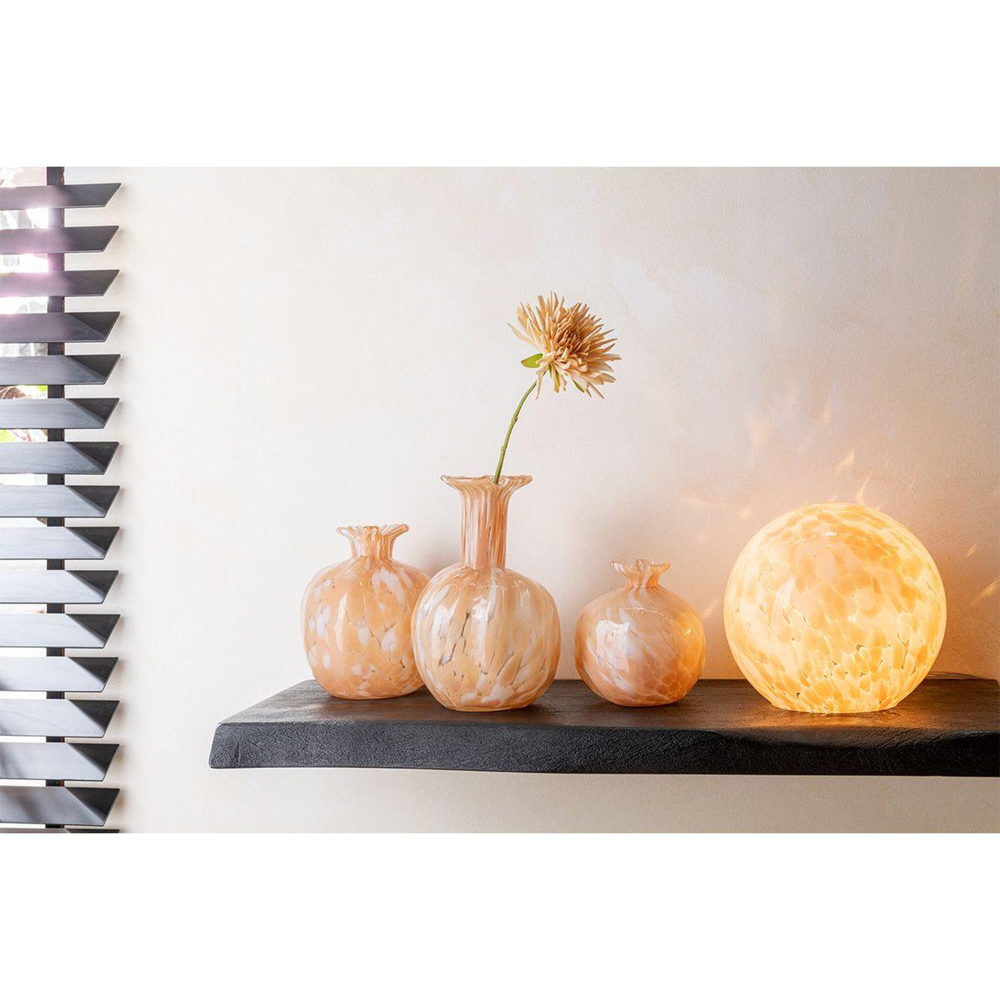Voir la diapositive 4 : J-LINE Vase design en verre  mélissa  16cm beige