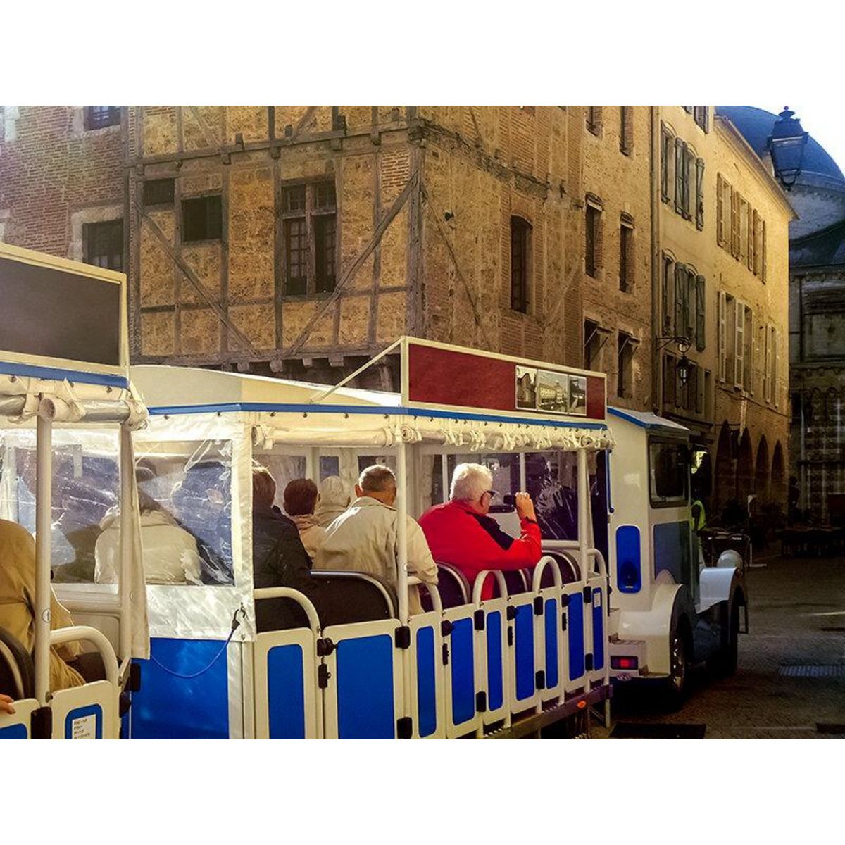 Smartbox 2h de balade en bateau et en petit train pour découvrir Cahors avec boisson de bienvenue pour 2 - Coffret Cadeau Sport & Aventure