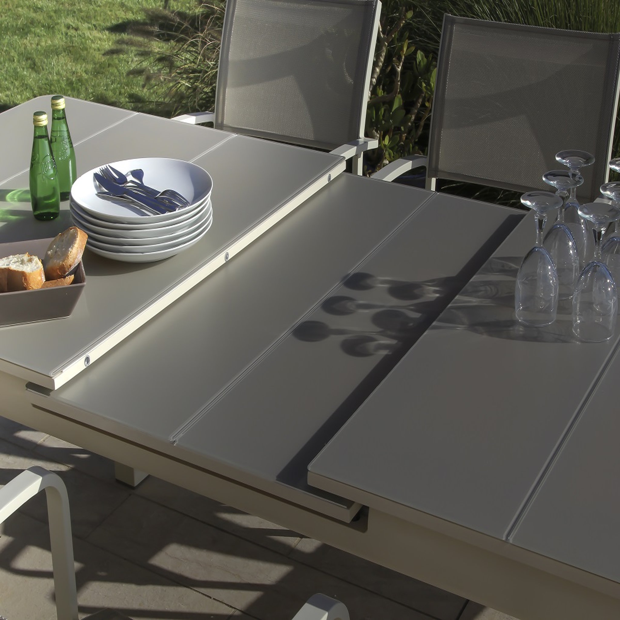 Voir la diapositive 3 : JARDILINE Table de jardin extensible - 8/10 places - Aluminium/Verre - Ivoire