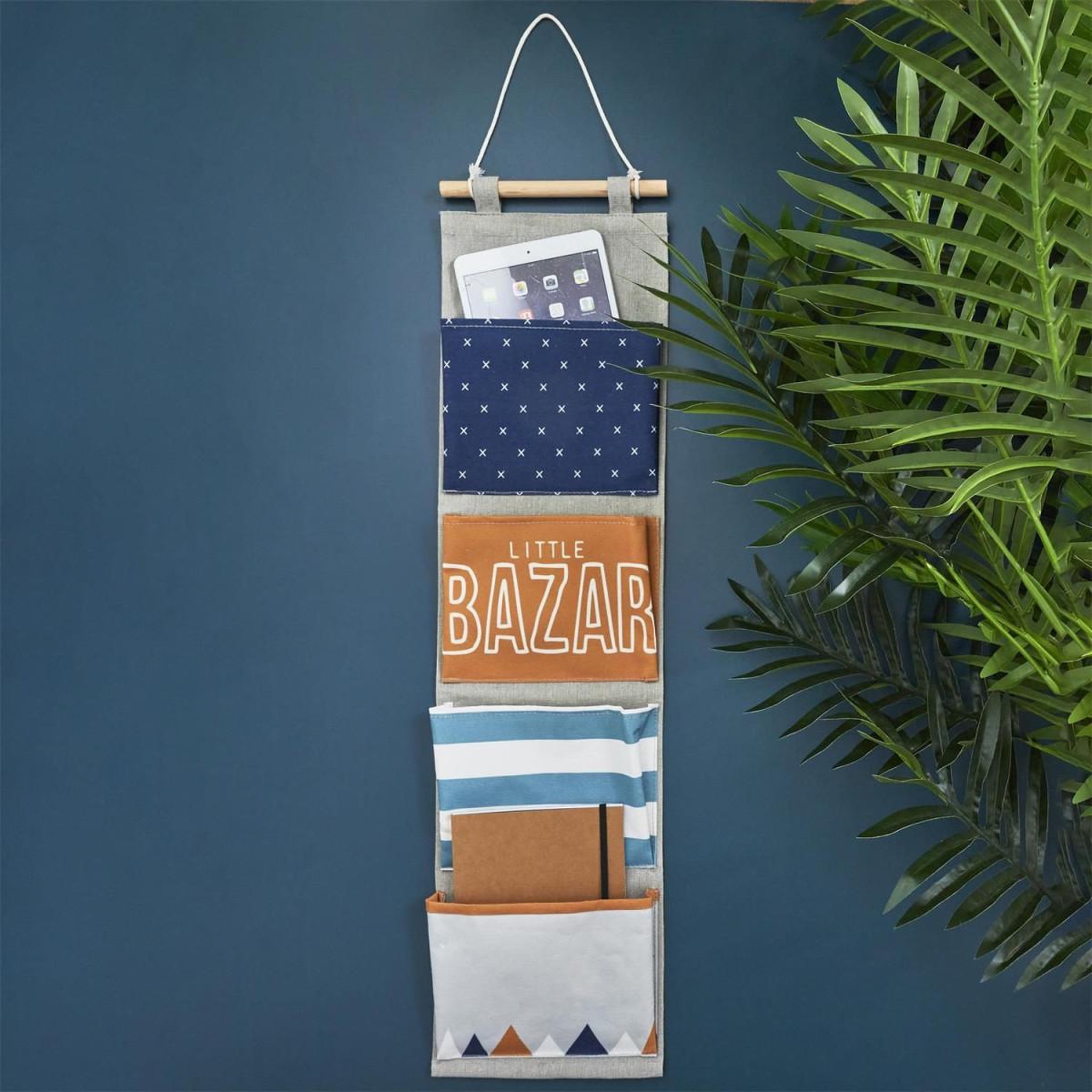 Voir la diapositive 2 : HOME DECO KIDS Rangement à suspendre enfant  vertical  86cm bleu