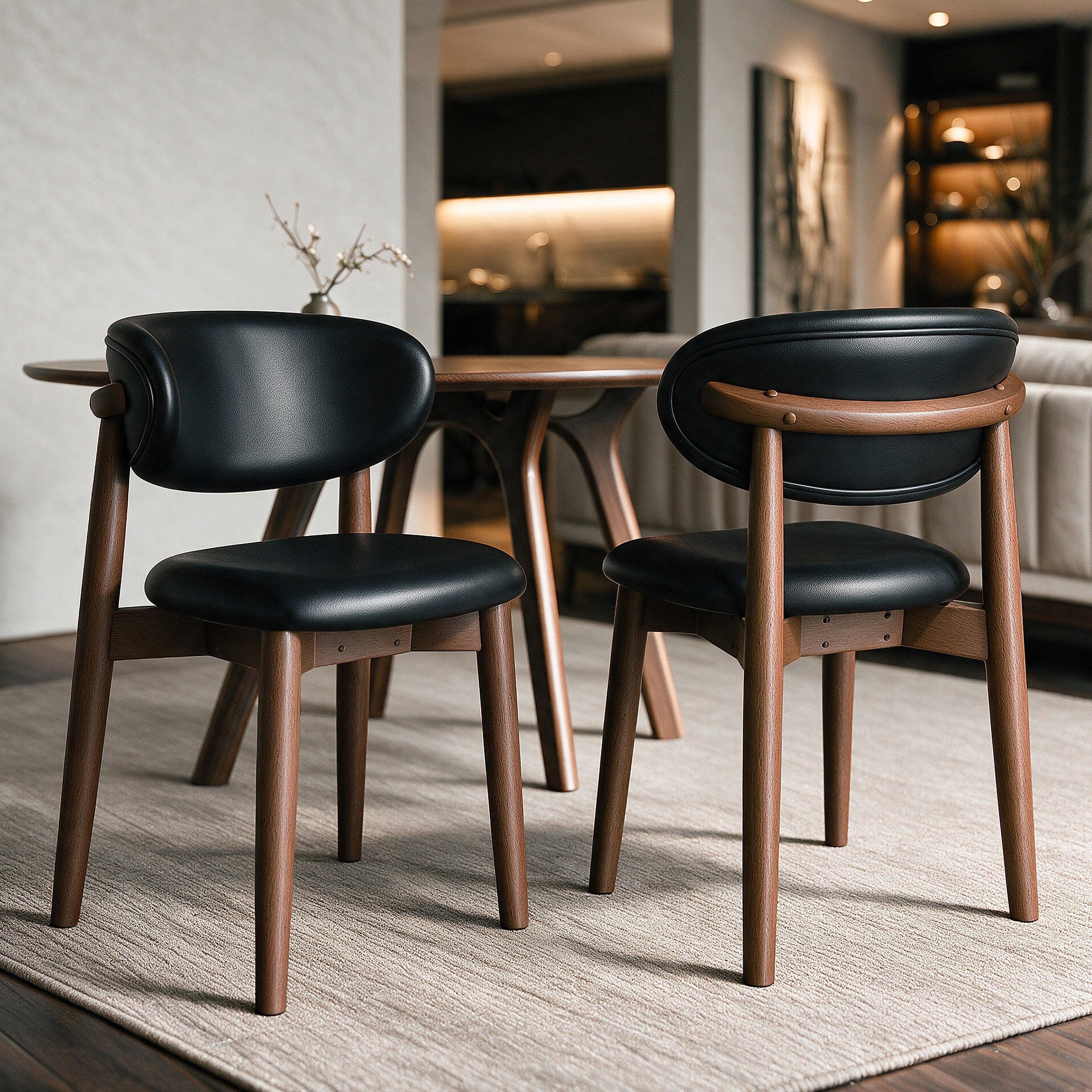 Voir la diapositive 2 : MAISON PAVANE Lot de 2 chaises en cuir synthétique noir et bois d'hévéa foncé-yuna