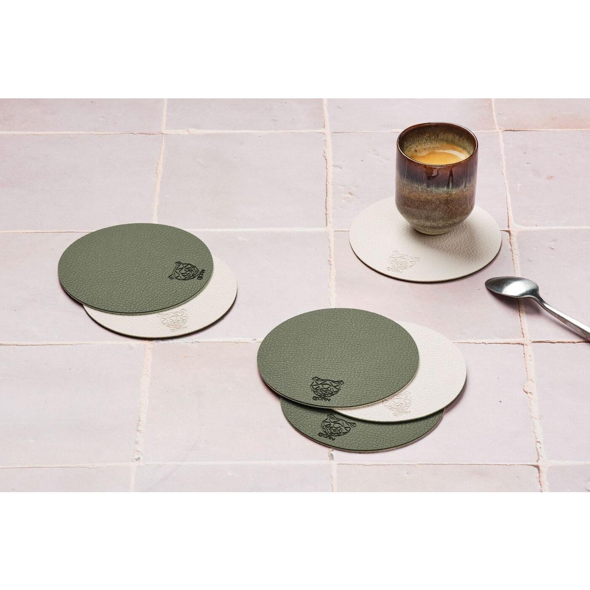 BJORN Sous-verre rond réversible - 6 pièces - Cuir recyclé blanc crème et vert de gris