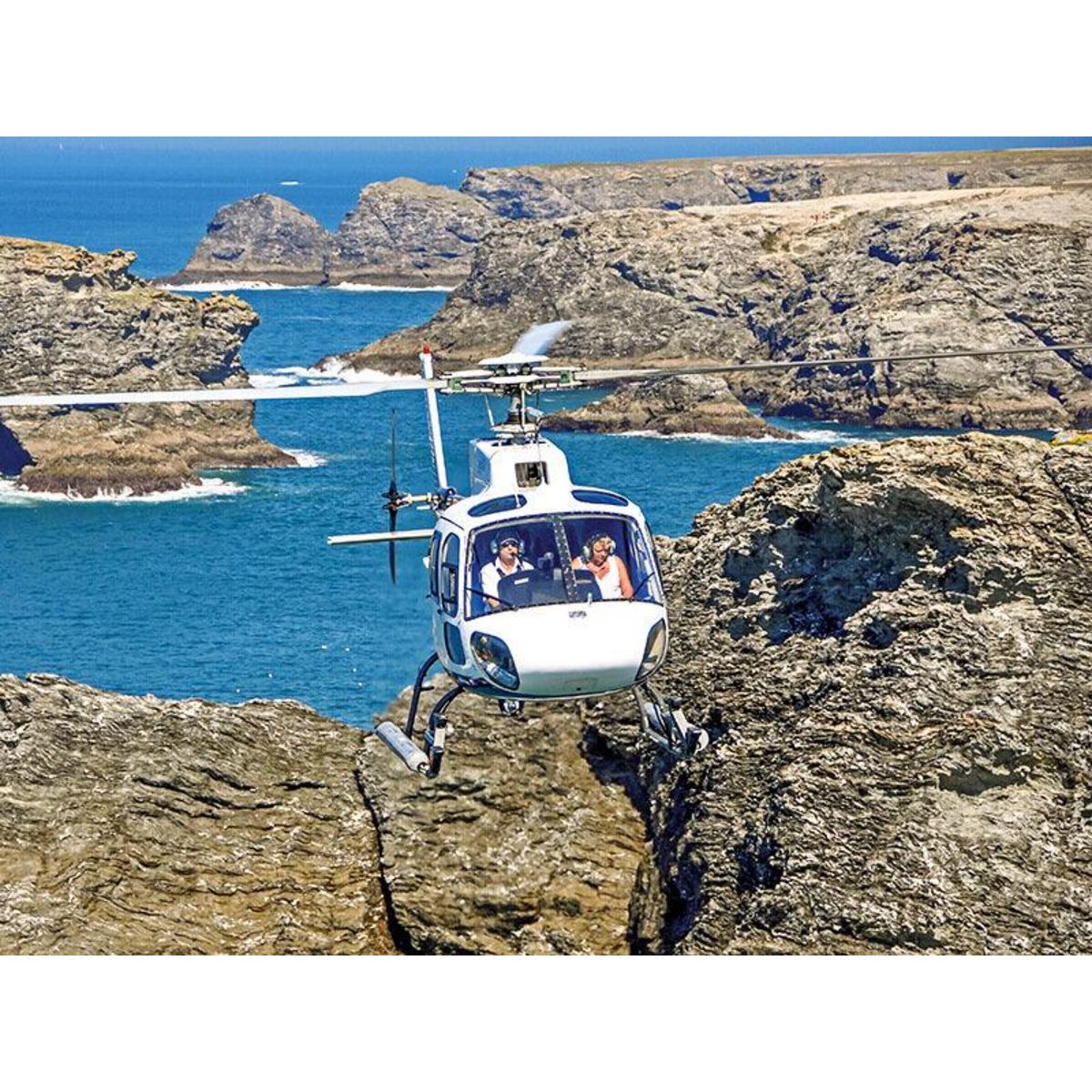 Smartbox Vol en hélicoptère et atelier d'œnologie pour 2 personnes - Coffret Cadeau Multi-thèmes