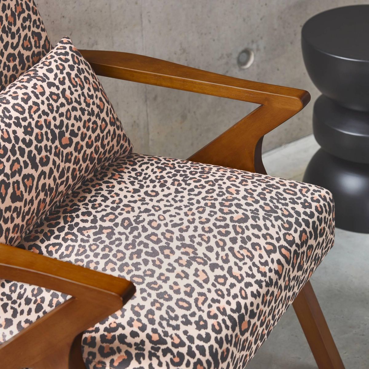 SWEEEK Fauteuil scandinave bois d'hévéa et imprimé léopard
