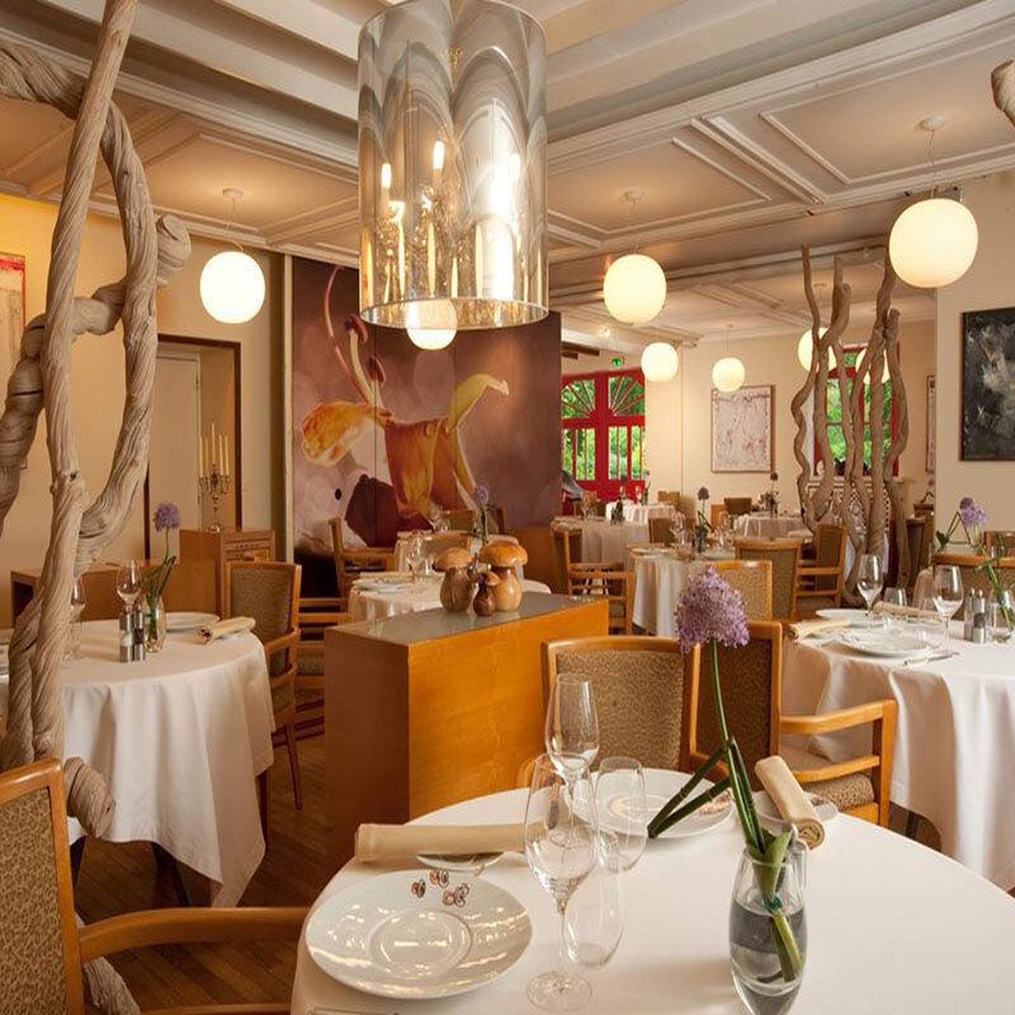 Voir la diapositive 2 : Smartbox Adresses gastronomiques : repas à la table d'un prestigieux restaurant français - coffret cadeau gastronomie
