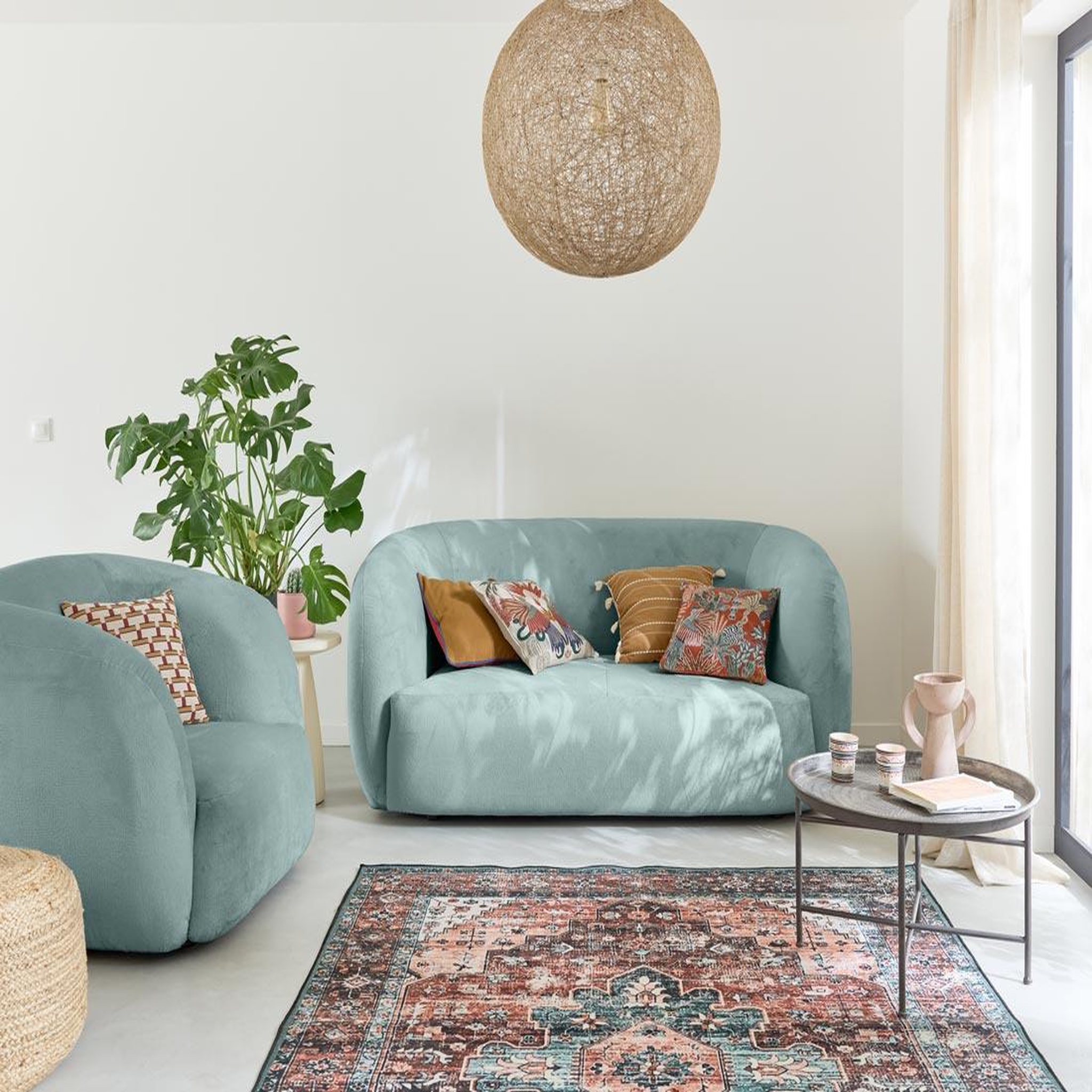 Voir la diapositive 2 : LISA DESIGN Ernee - fauteuil cocon - en velours