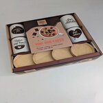 MINI-MUGS CAKES. COFFRET AVEC 20 RECETTES A PREPARER EN QUELQUES MINUTES + 4 MINI-MUGS COLLECTOR, Hachette