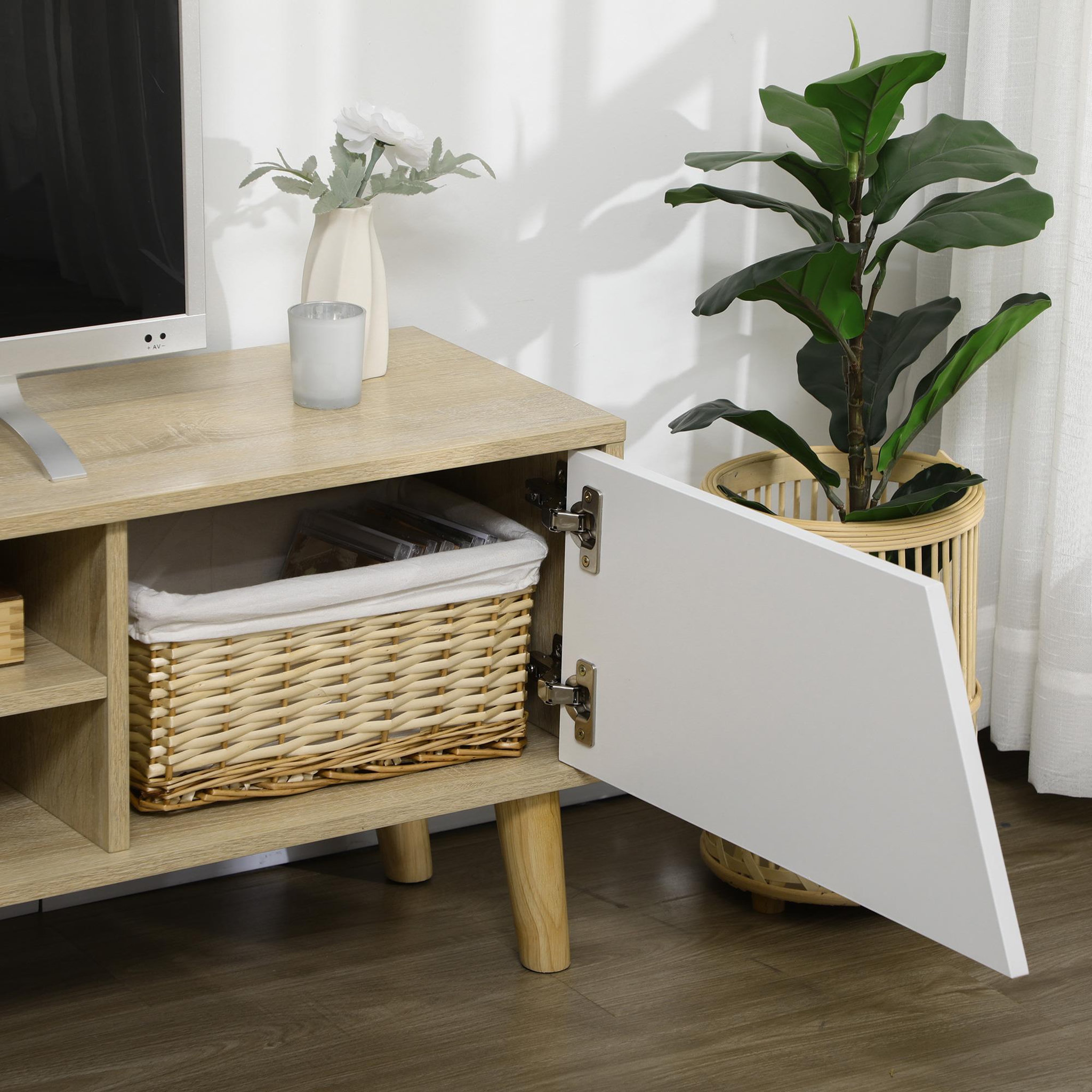 Voir la diapositive 4 : HOMCOM Meuble TV bas sur pied style scandinave 2 portes 2 niches piètement effilé incliné bois panneaux blanc aspect chêne clair
