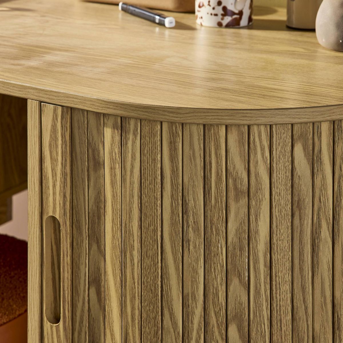SWEEEK Bureau ovale effet bois rainuré avec deux espaces de rangement. L 120 x P 55 x H 77 cm