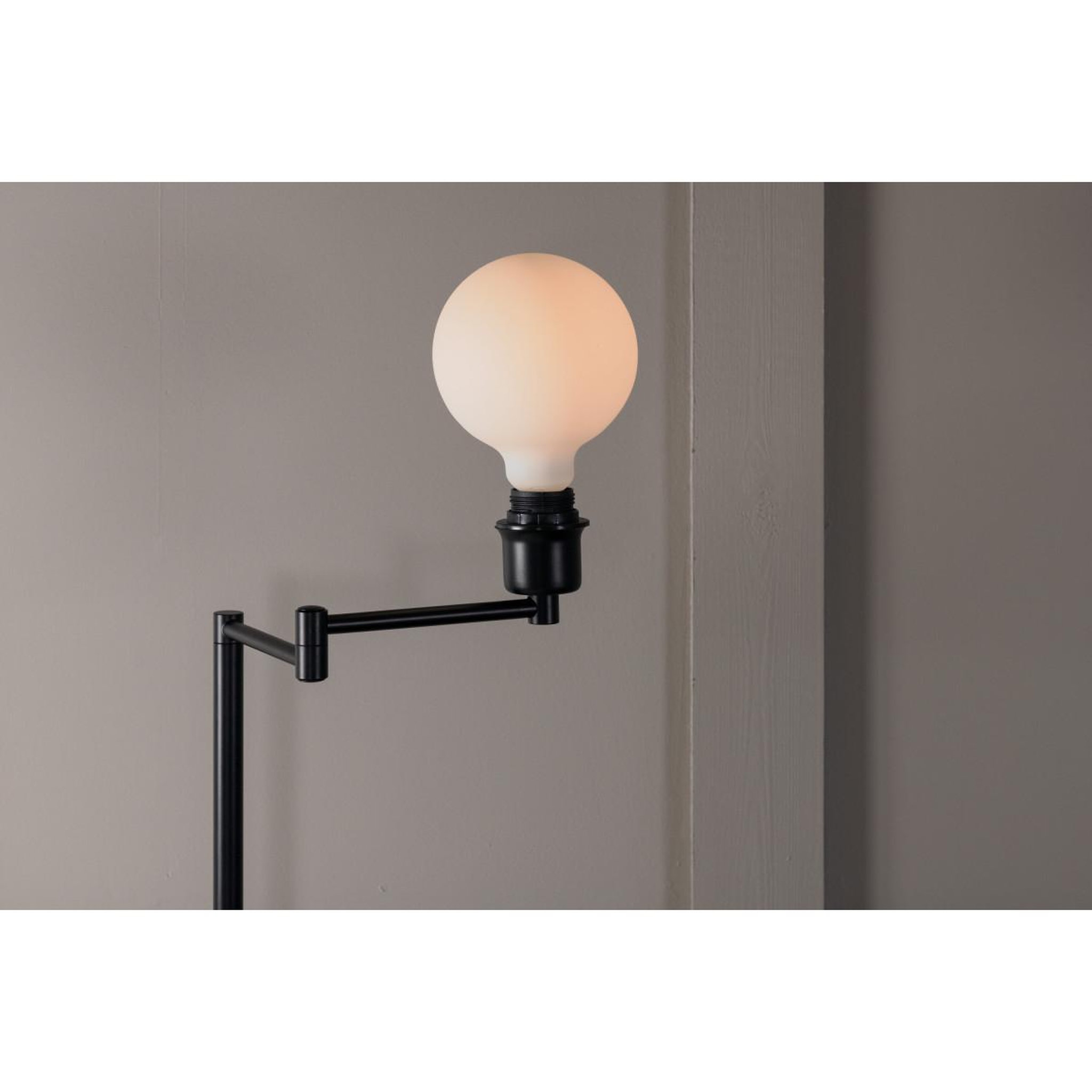 Voir la diapositive 5 : Paris Prix Lampadaire design  virro  126cm noir