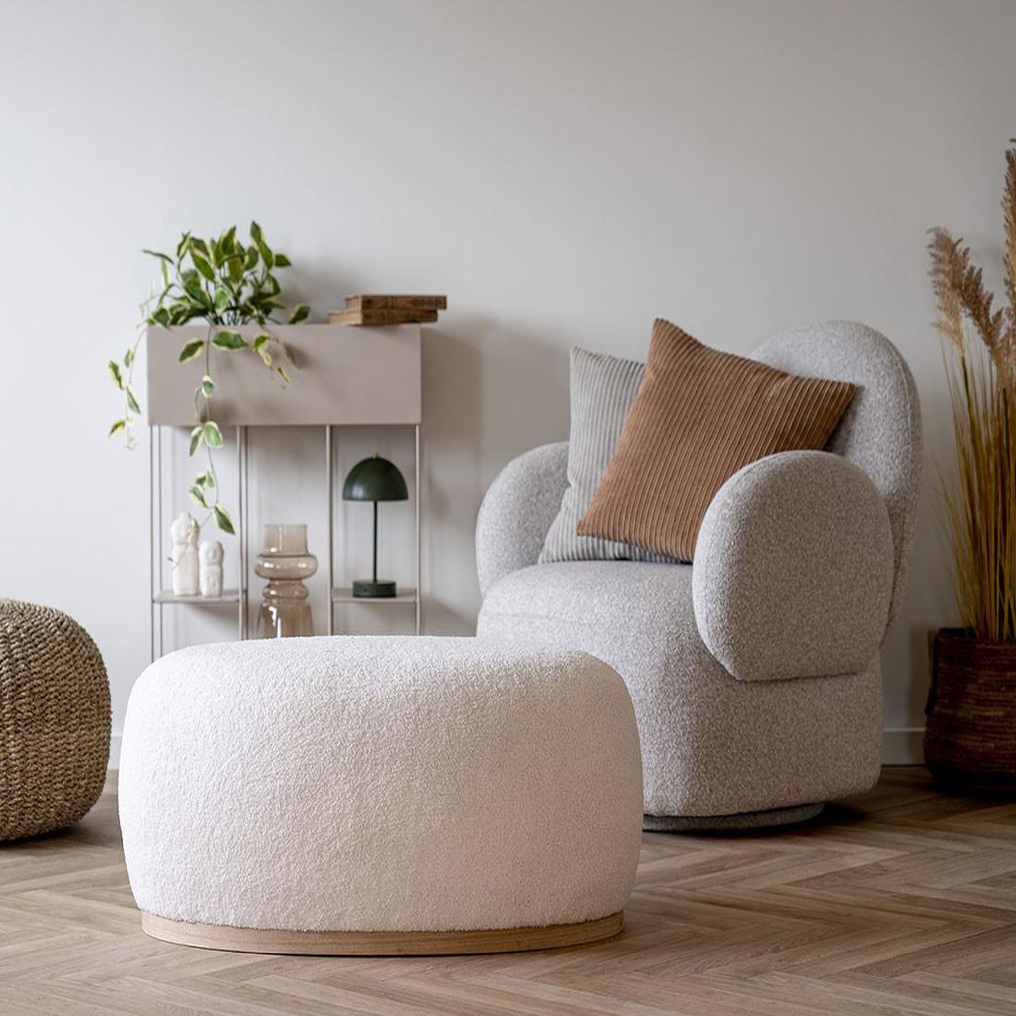 Voir la diapositive 5 : LISA DESIGN Amy - pouf - en tissu bouclette