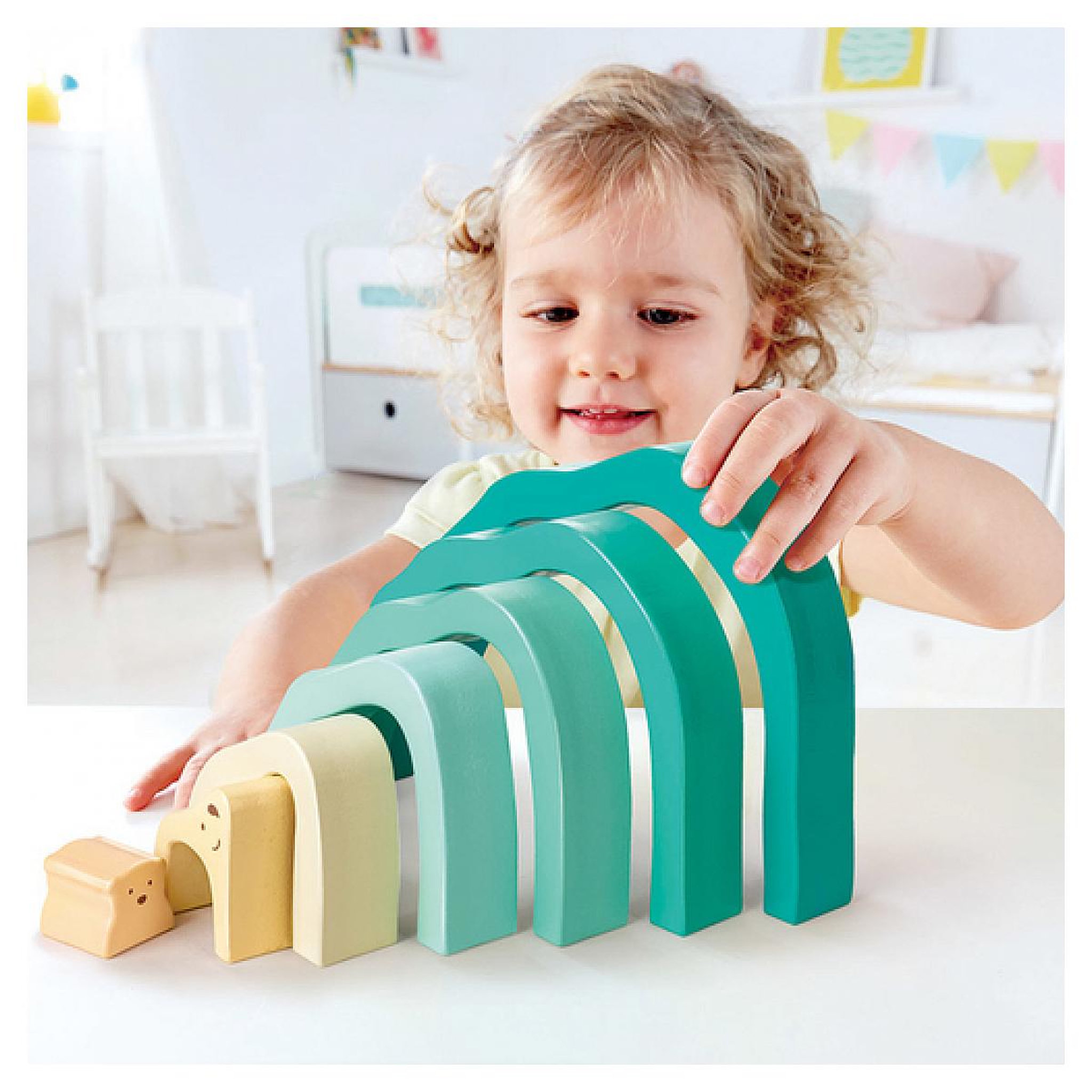 Voir la diapositive 4 : Hape Arctic Polar Bear Stacking Blocks