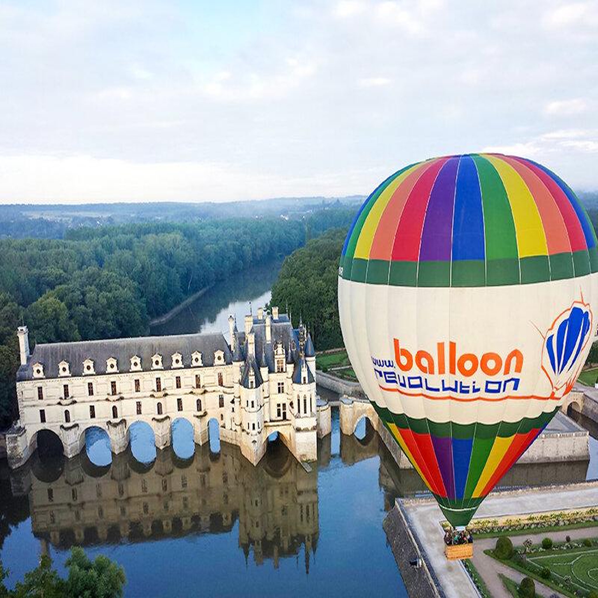 Voir la diapositive 4 : Smartbox Vol en montgolfière à Amboise avec visite d'une cave et dégustation de vin - Coffret Cadeau Sport & Aventure