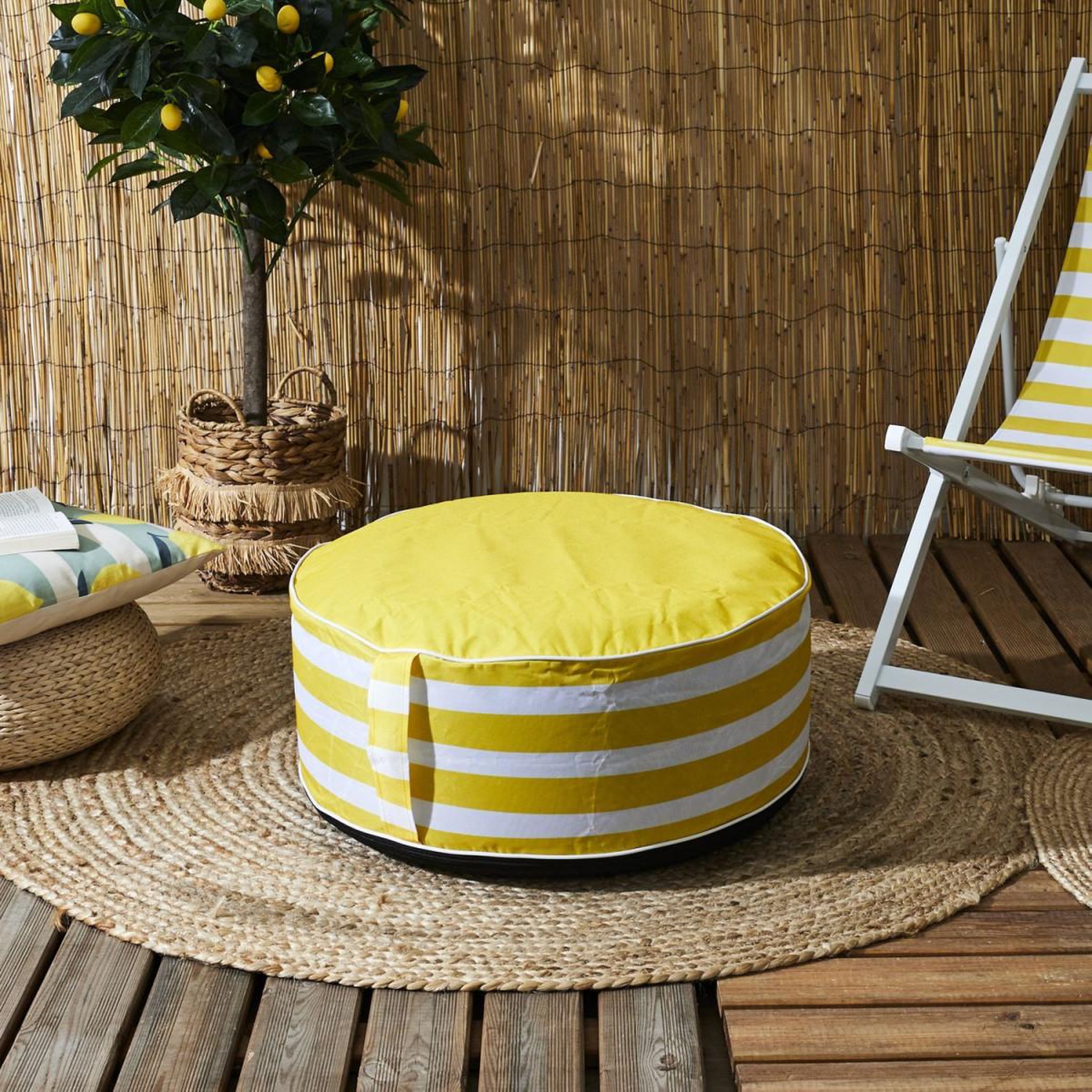 Voir la diapositive 4 : The Home Deco Factory Pouf Gonflable Rayé  Bain de Soleil  56cm Jaune