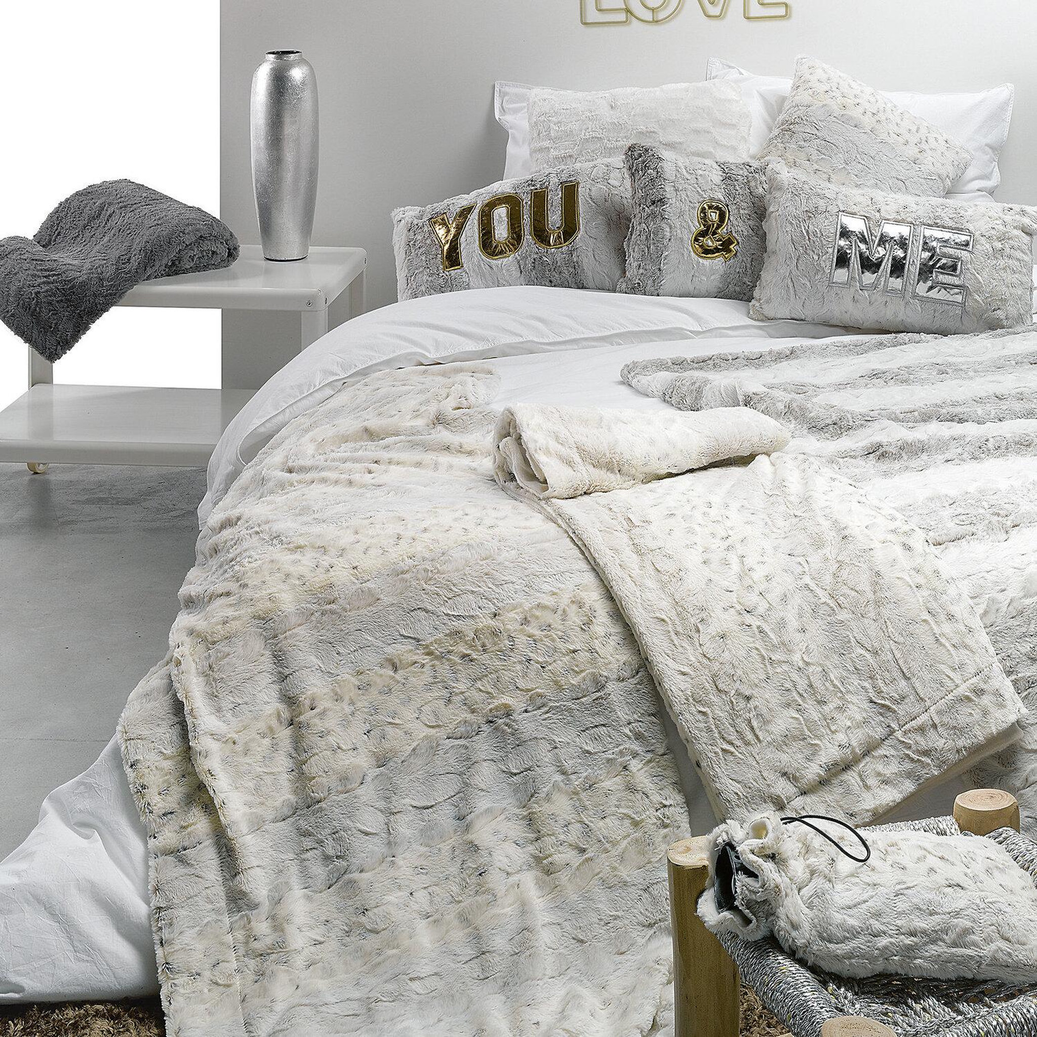 Voir la diapositive 2 : Les Ateliers du Linge Coussin fausse fourrure 100%polyester 420g chic