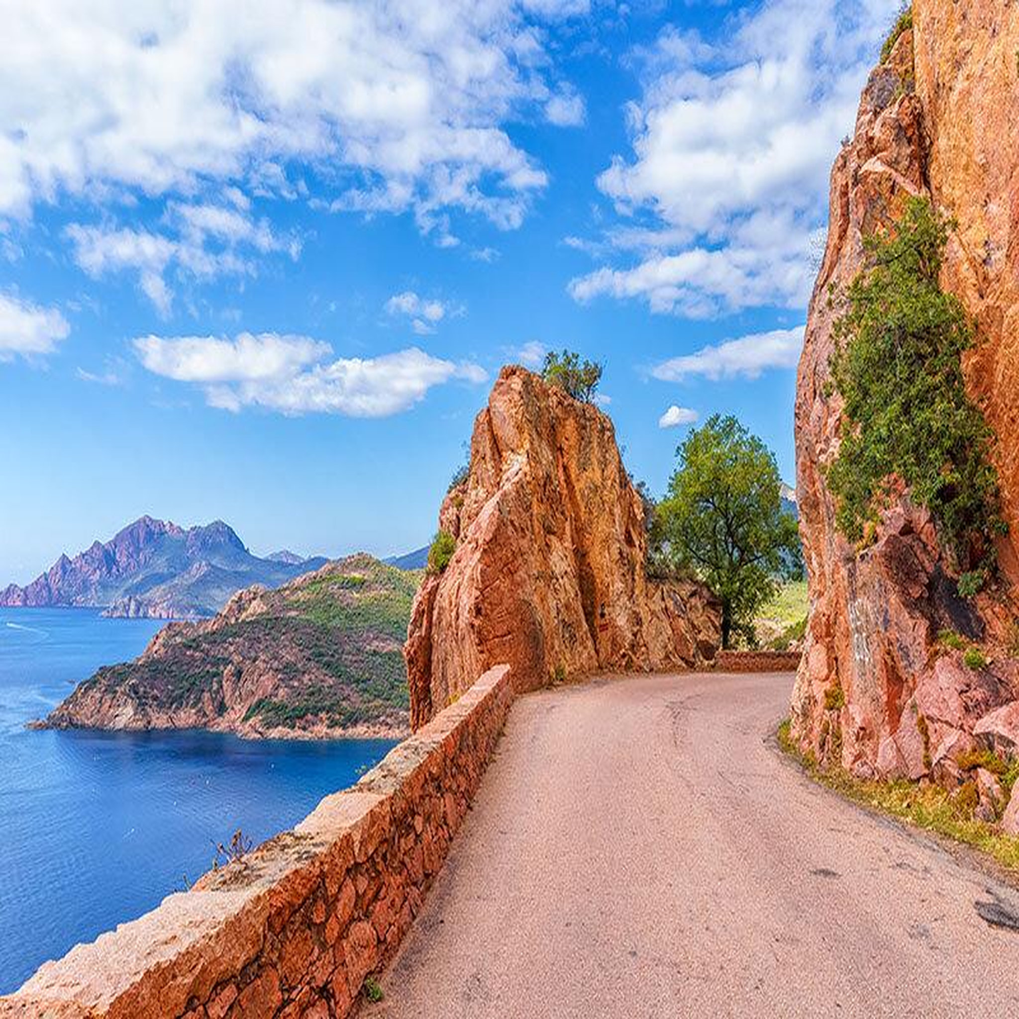 Voir la diapositive 2 : Smartbox Voyage en camping-car : 7 jours en Corse - Coffret Cadeau Séjour