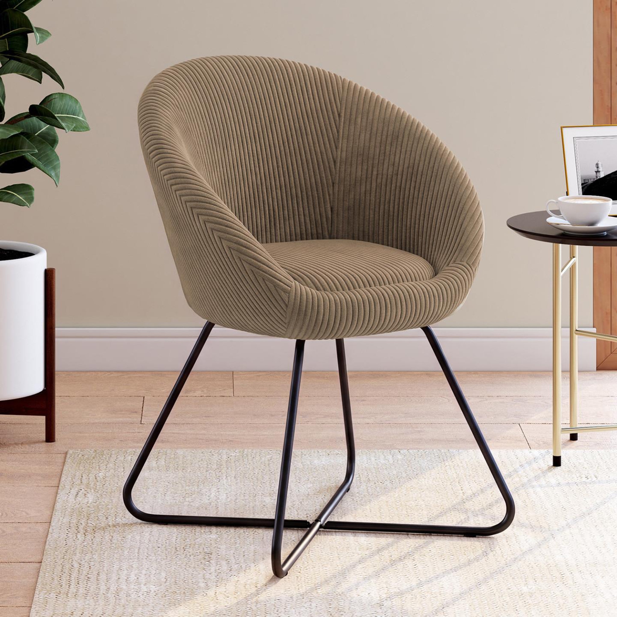 Voir la diapositive 2 : ID MARKET Fauteuil forme oeuf angelina en velours côtelé taupe pieds croisés noirs