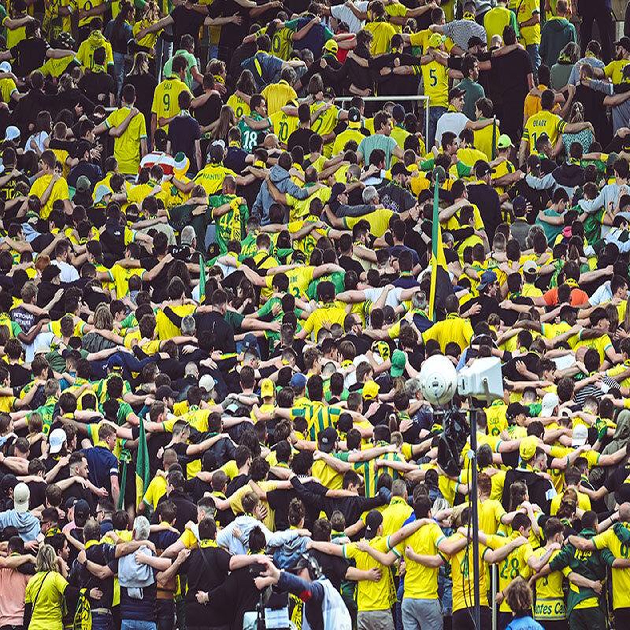 Voir la diapositive 3 : Smartbox FC Nantes : bon cadeau de 49,90 € sur la billetterie pour un match au choix pour 2 personnes - Coffret Cadeau Sport & Aventure