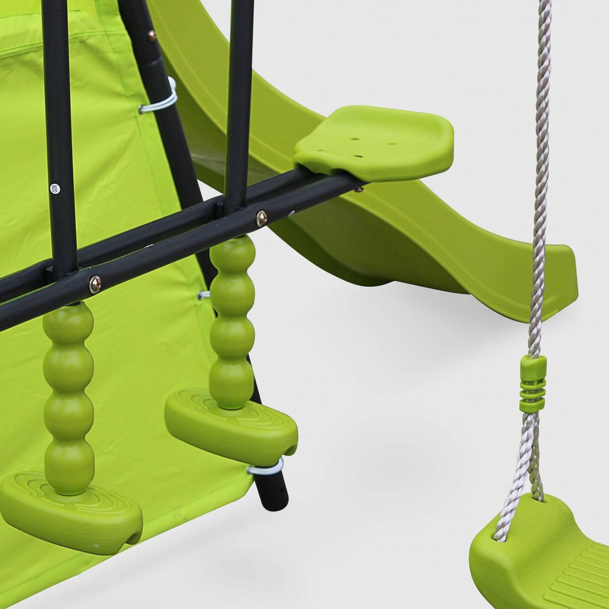 SWEEEK Balançoire 5 agrès - Portique avec 2 balançoires. 1 face à face. 1 toboggan. 1 panier de basket. 1 mur d'escalade et 1 tente