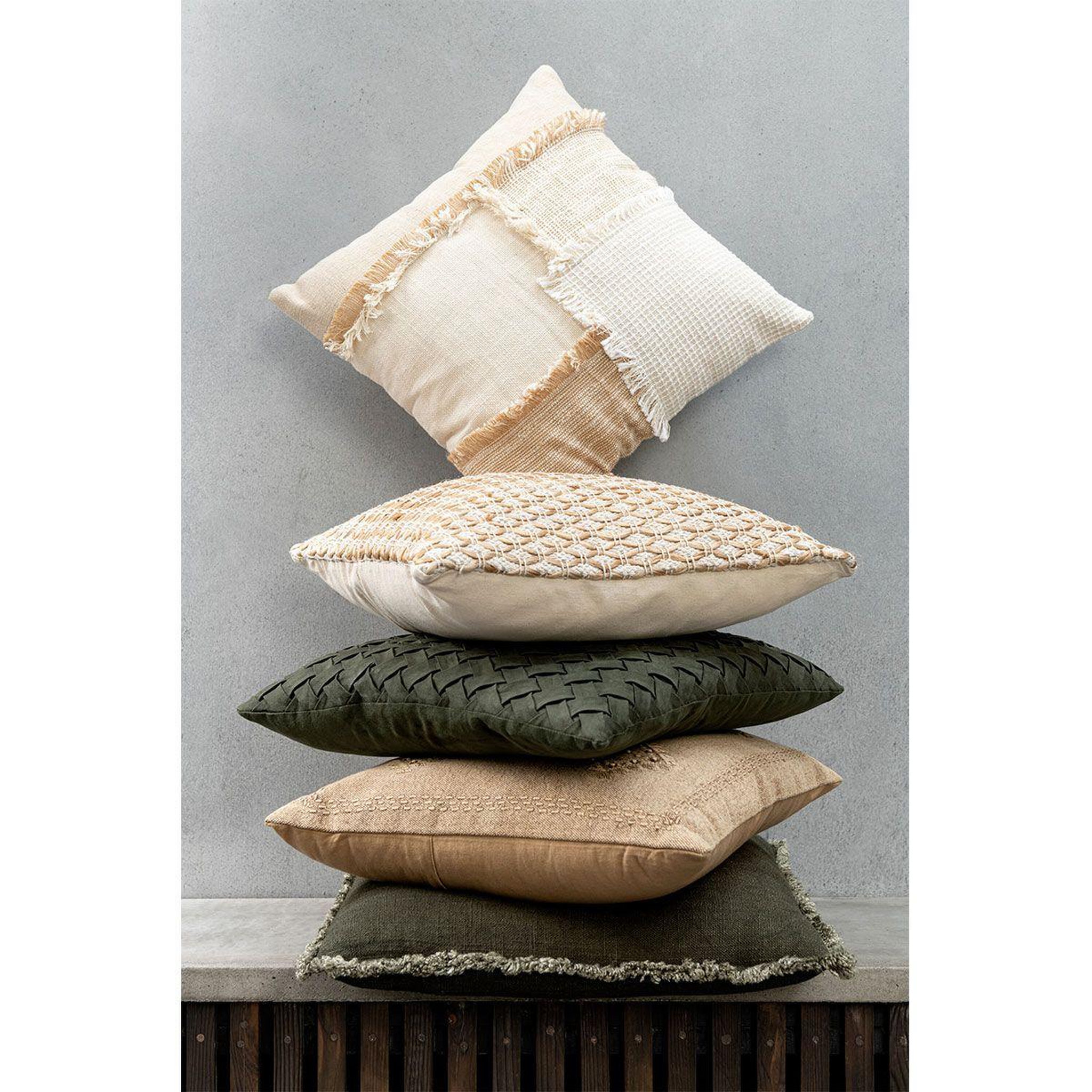 Voir la diapositive 5 : J-LINE Coussin déco  hippy  45x45cm beige