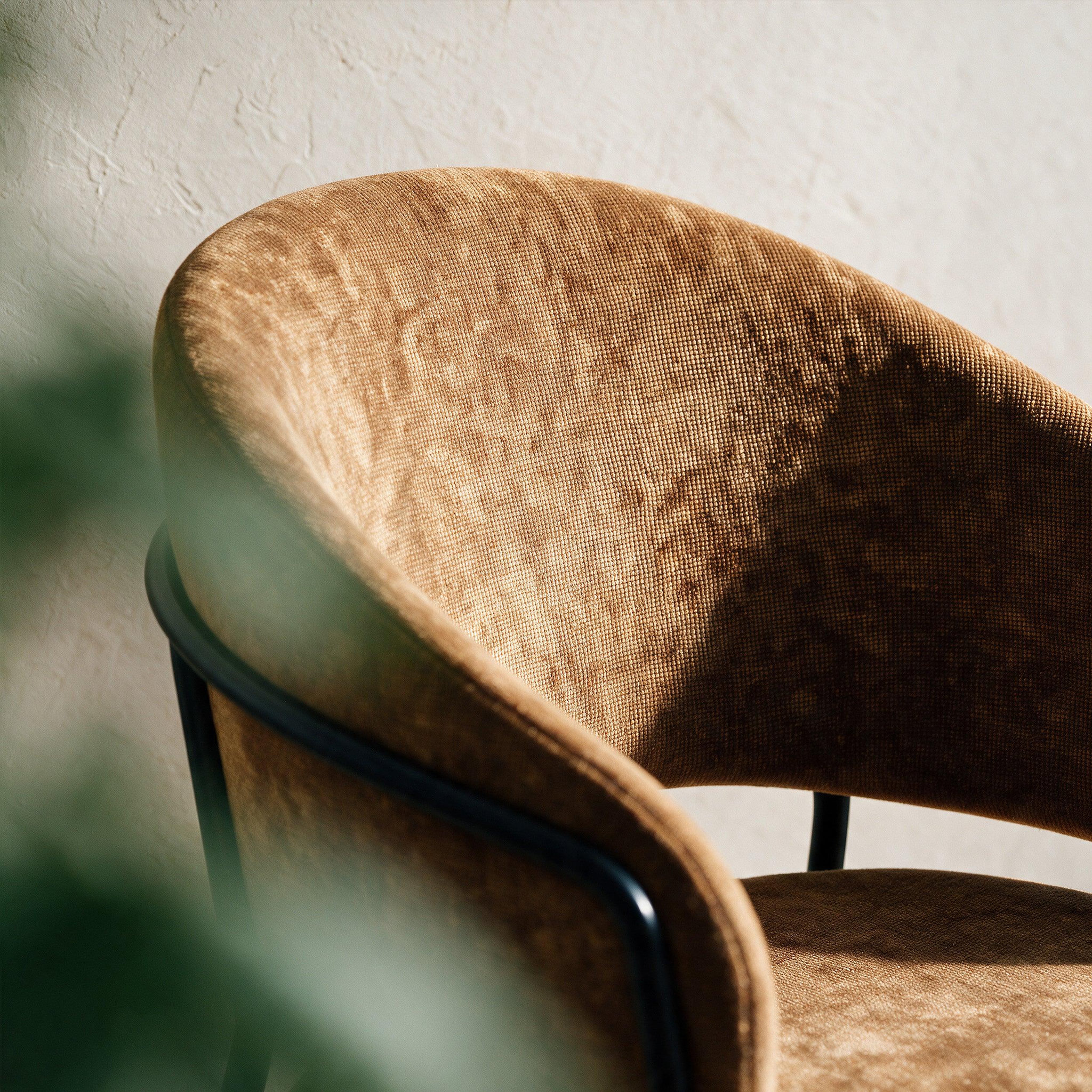 Voir la diapositive 6 : MAISON PAVANE Lot de 2 chaises en tissu caramel et pieds en métal noir-amaya