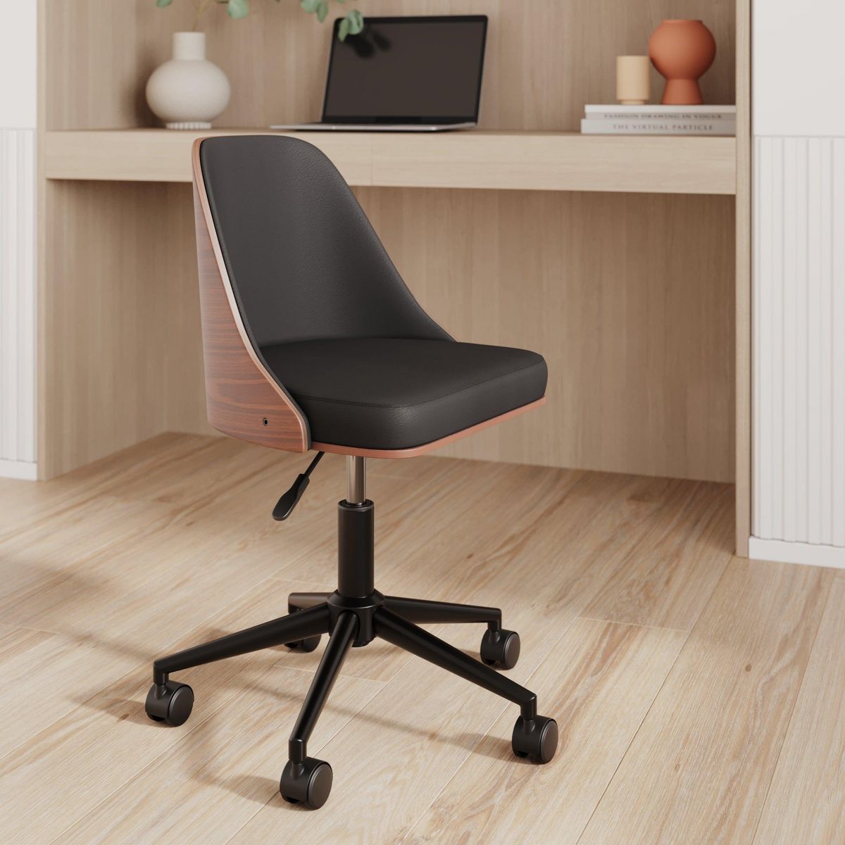 Rendez vous déco Chaise de bureau pivotante sur roulettes en bois foncé et PU noir - Georges