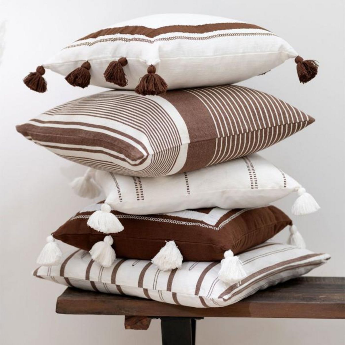 Paris Prix Coussin Déco Pompons  Iliana  50x50cm Blanc