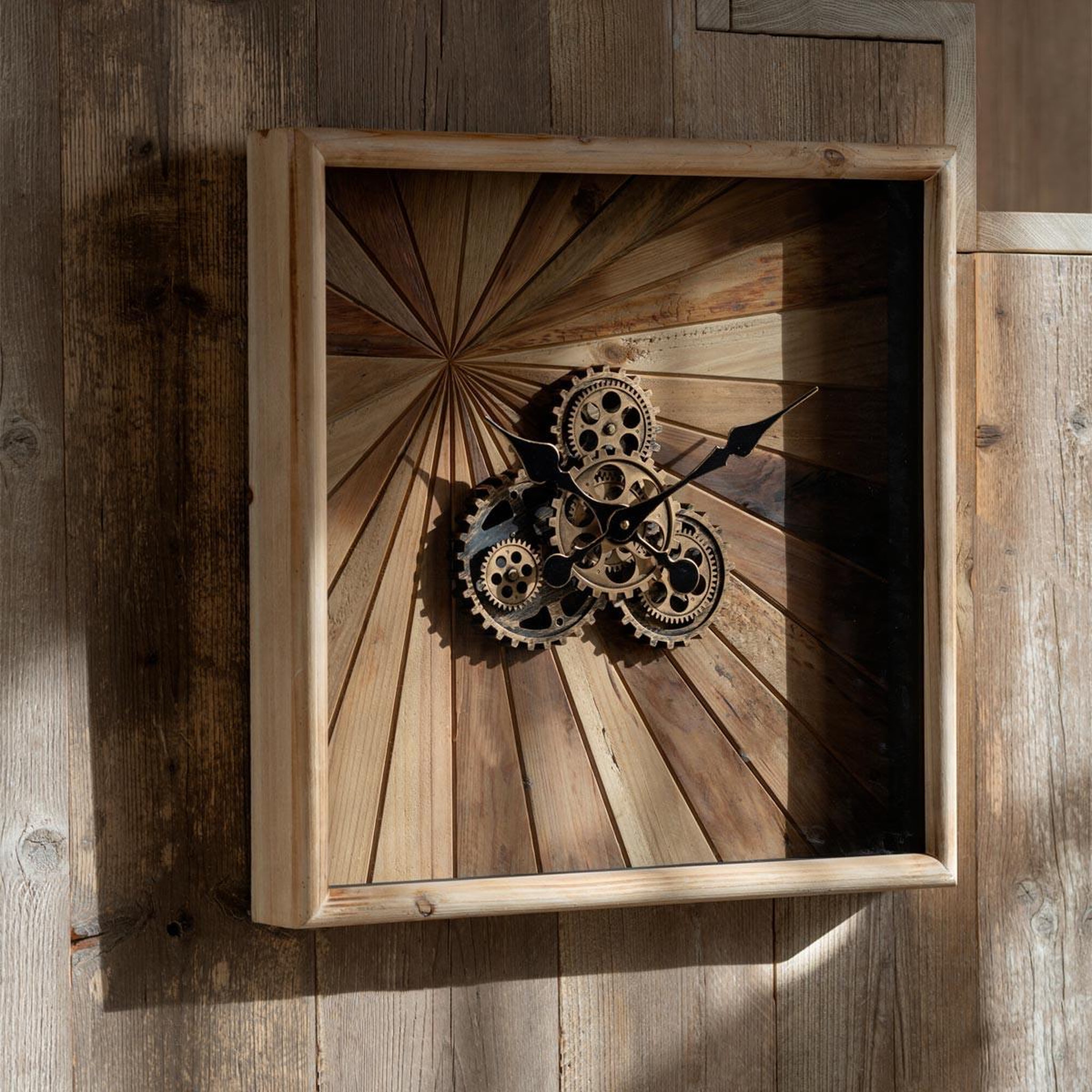 Voir la diapositive 6 : J-LINE Horloge murale engrenage  chalet  80cm naturel
