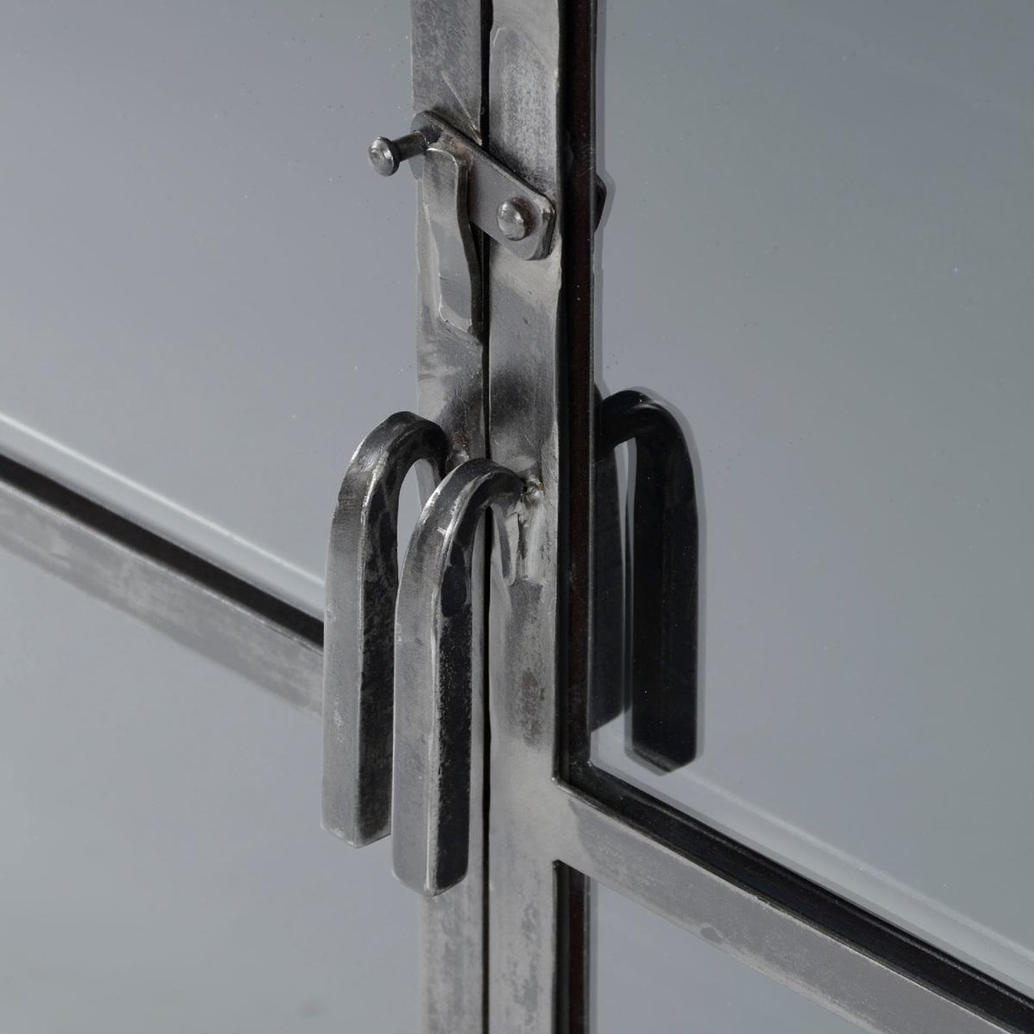 Voir la diapositive 5 : JLC KREATION Buffet bas industriel 180 en métal avec portes vitrées IRON