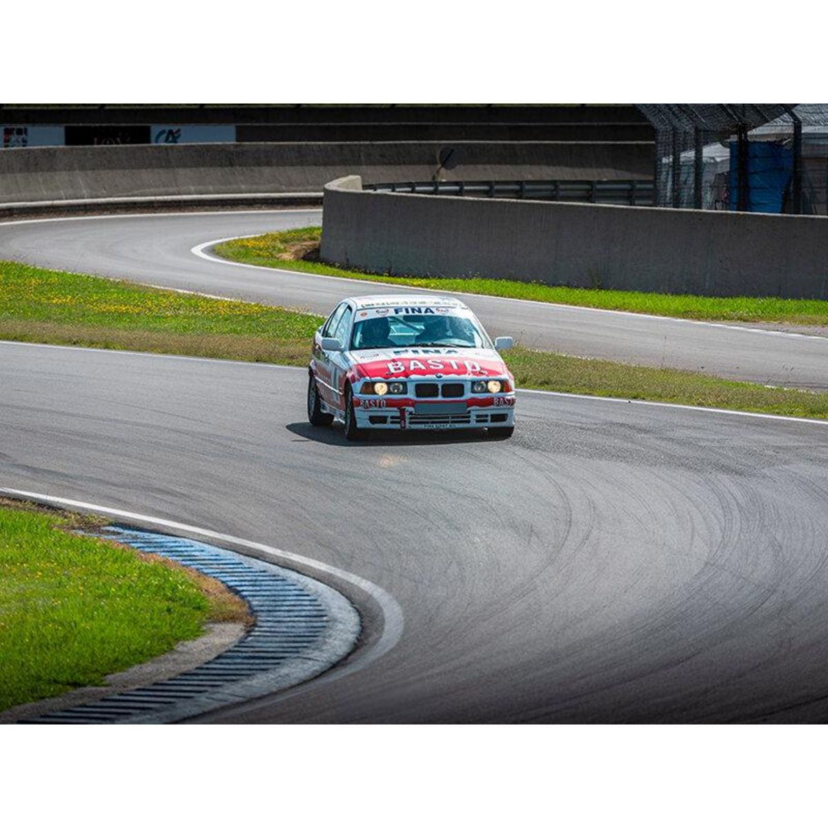 Smartbox Stage de pilotage : 6 tours sur le circuit de Nogaro en Cupra Leon ou en BMW Superberline 2.0 - Coffret Cadeau Sport & Aventure