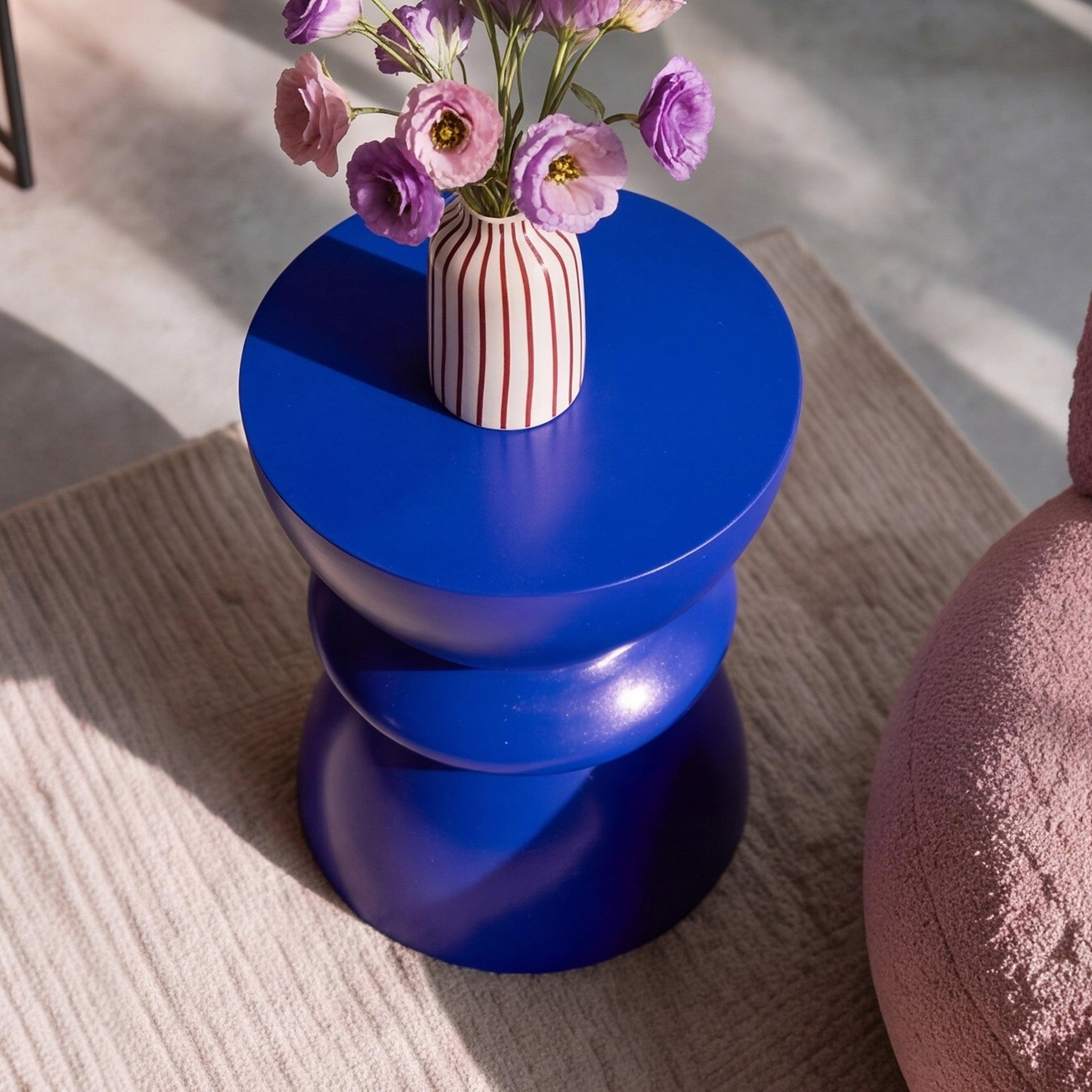 Voir la diapositive 6 : MAISON PAVANE Table d'appoint ronde bleu roi en fibre d'argile effet béton d35 cm-maupiti