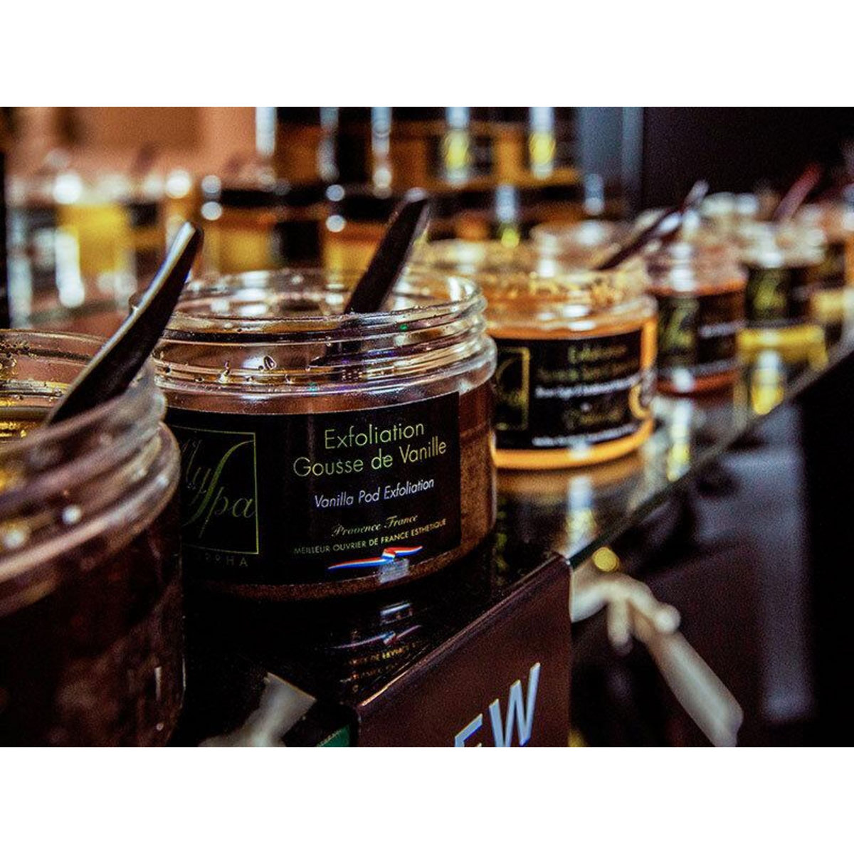 Smartbox Doux voyage des sens en Provence : accès au spa, massage d'1h15, gommage de 30 min et soin visage d'1h - Coffret Cadeau Bien-être