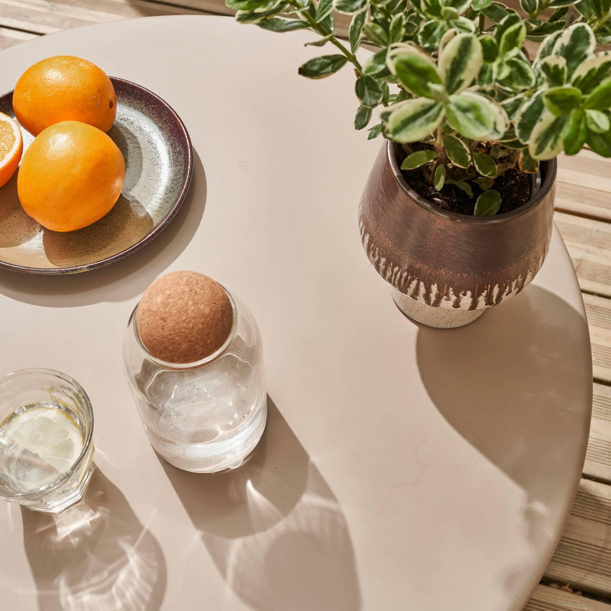SWEEEK Salon de jardin en corde et acier. table plateau en zinc. 4 places