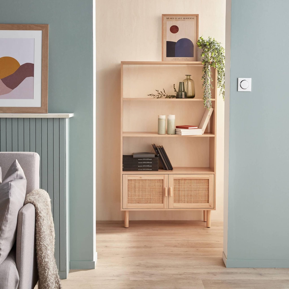 SWEEEK Étagère bibliothèque décor bois et cannage - Camargue - 3 niveaux. 2 portes