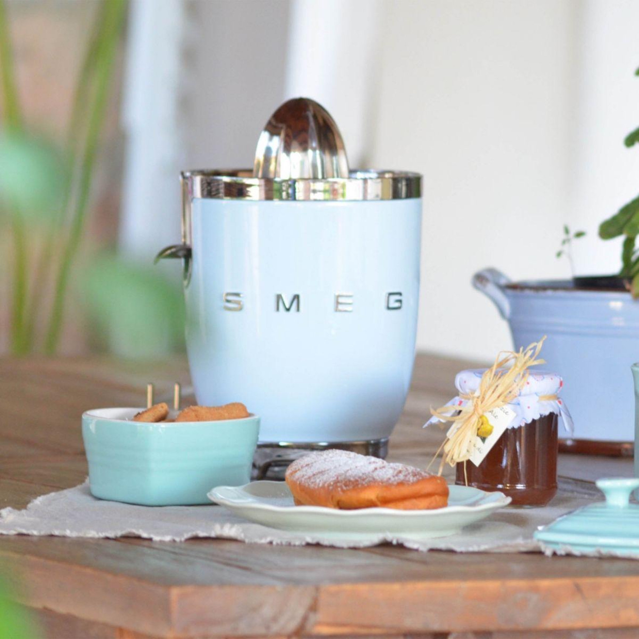 Voir la diapositive 5 : SMEG Presse-agrumes cjf11pbeu bleu