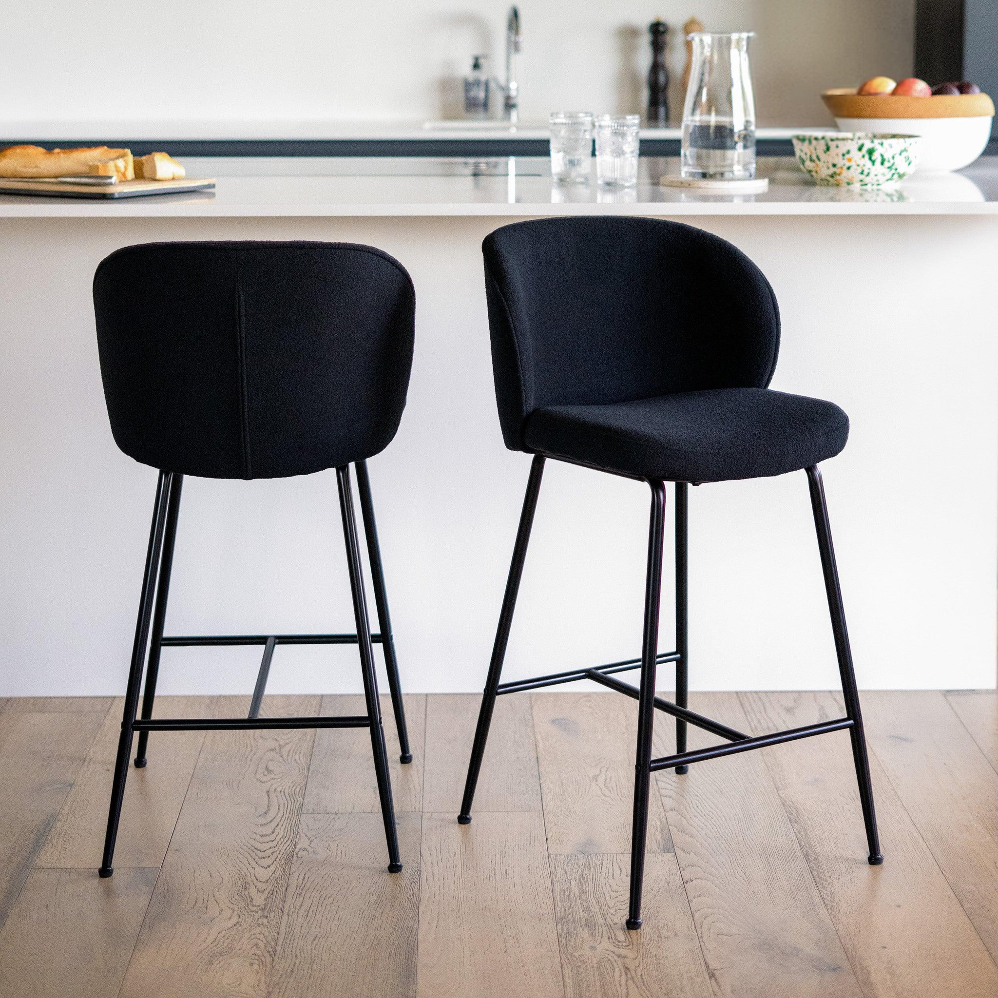 Voir la diapositive 2 : MAISON PAVANE Lot de 2 chaises pour îlot central 66,3 cm en tissu bouclé noir-Groom