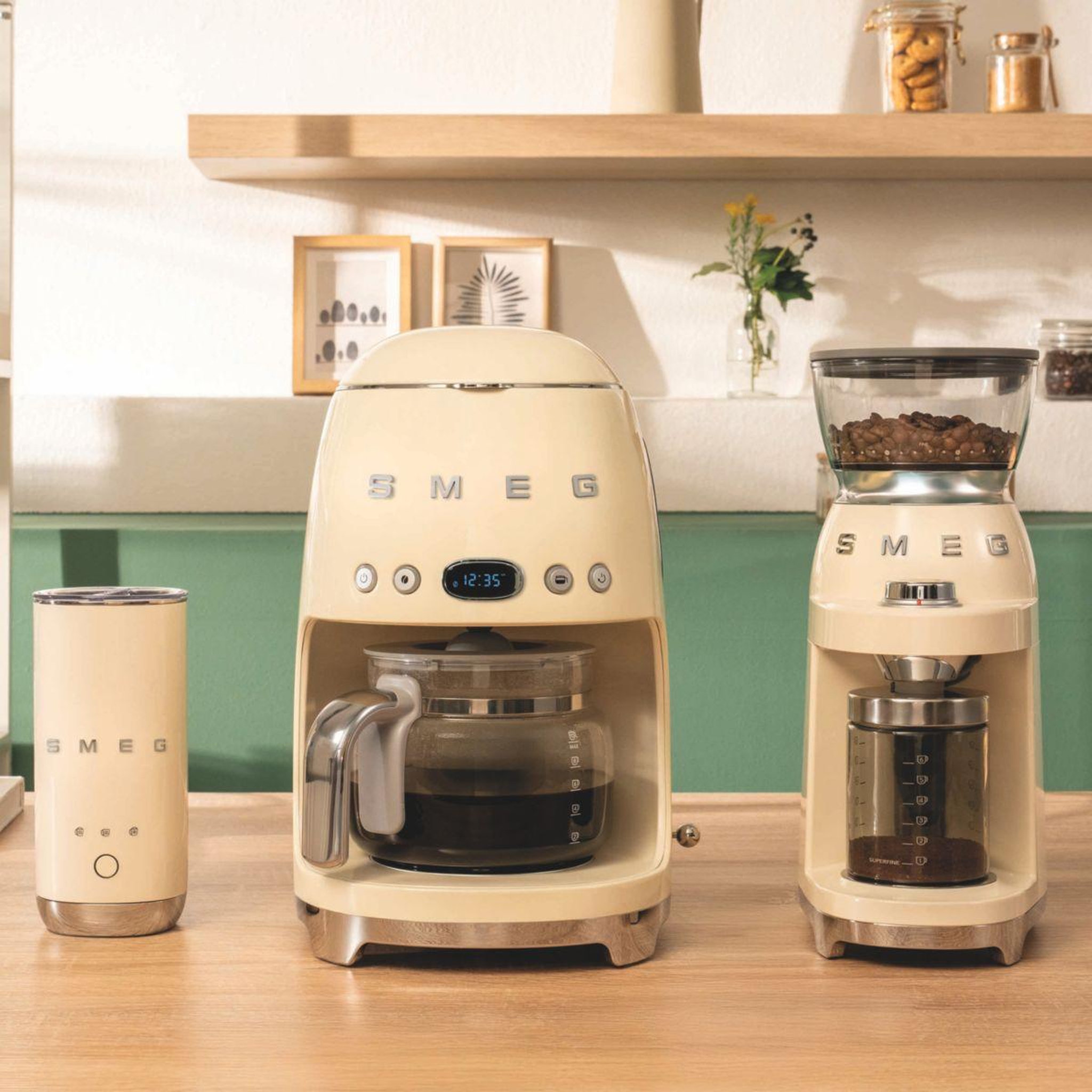 Voir la diapositive 4 : SMEG Mousseur à lait crème années 50 mff02creu
