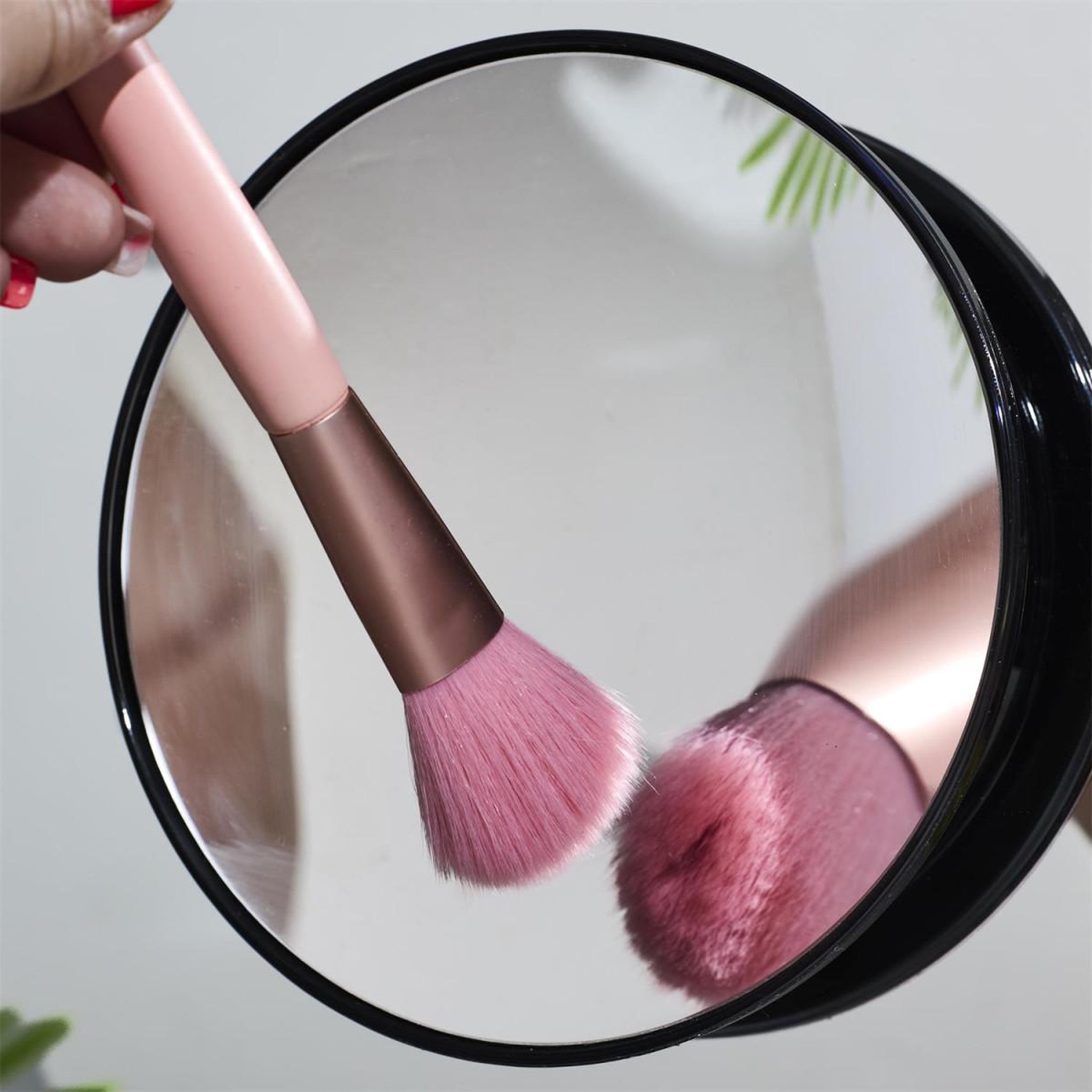 Voir la diapositive 4 : Cosmetic Club Miroir grossissant à ventouses  x30  16cm noir