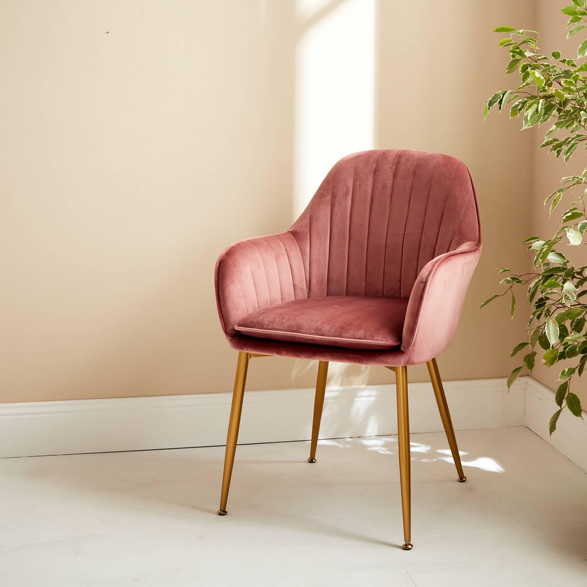 SWEEEK Fauteuil en velours vieux rose et pieds en métal doré. Shella L 58 x P 58 x H 85