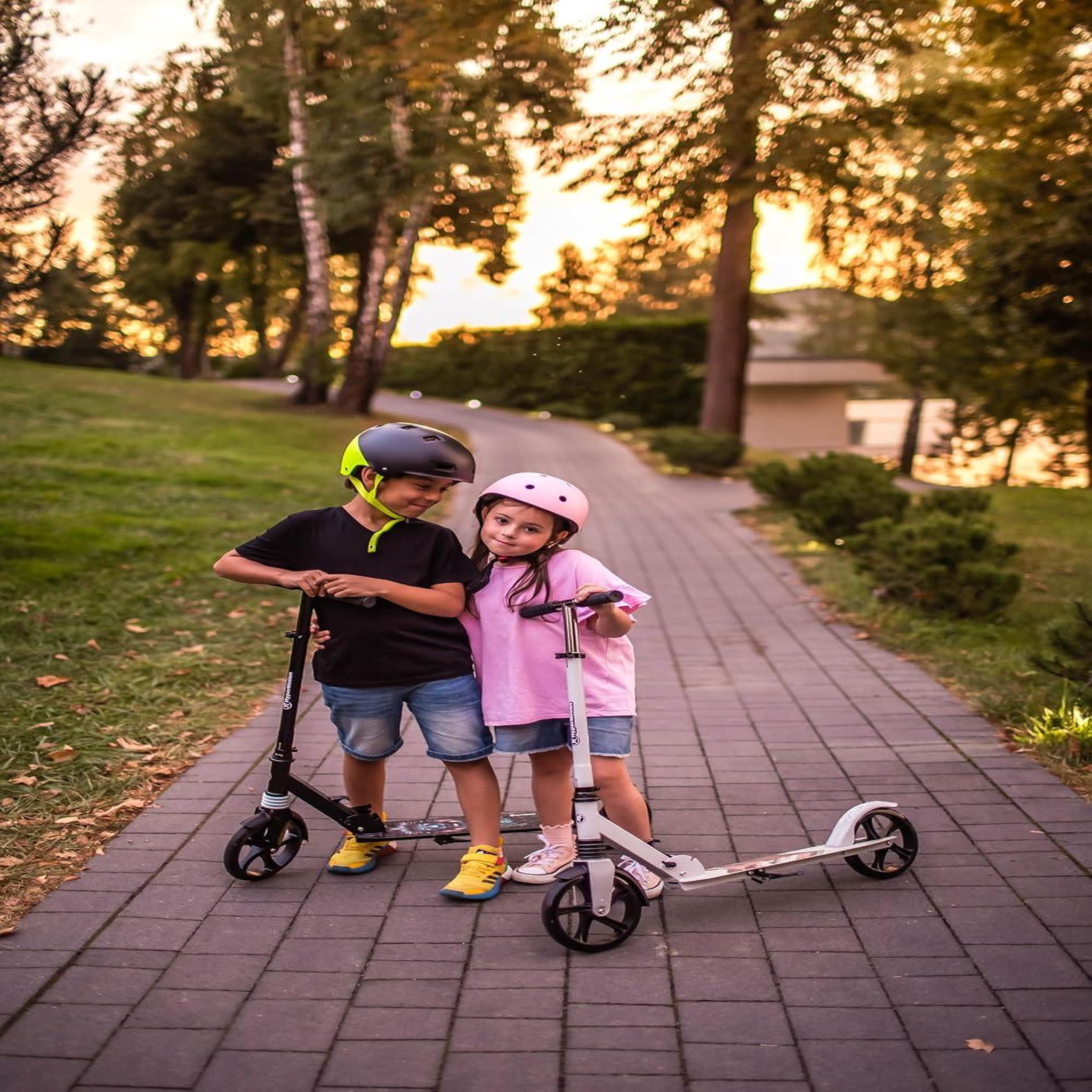 Voir la diapositive 2 : HYPERMOTION Trottinette Enfant +6 HyperMotion, 100Kg Max, Pliable- Amortisseur- Guidon Réglable 85-95cm- ABEC 7
