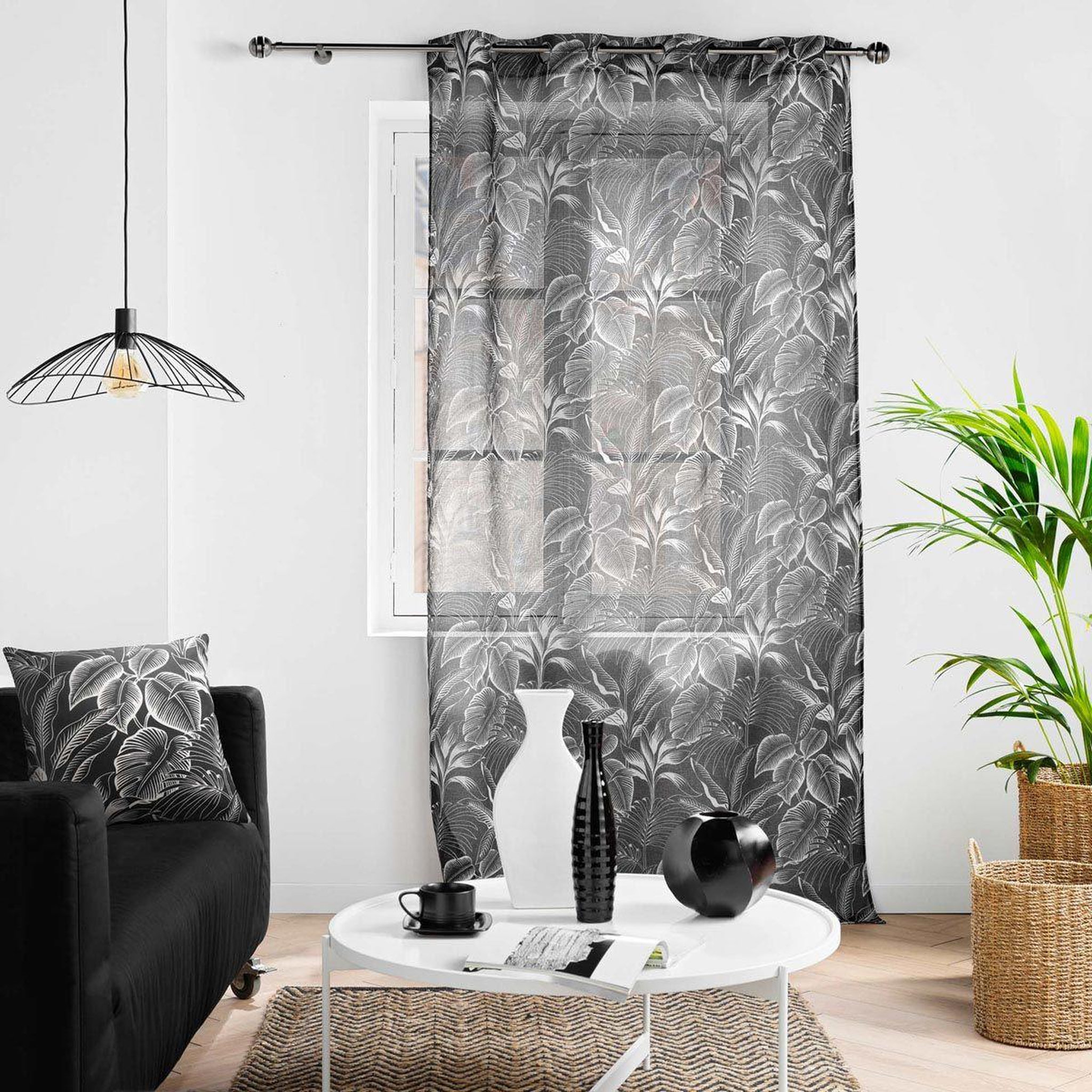 Voir la diapositive 4 : Douceur d'Intérieur Rideau voilage à œillets imprimé  cabana  140x240cm noir
